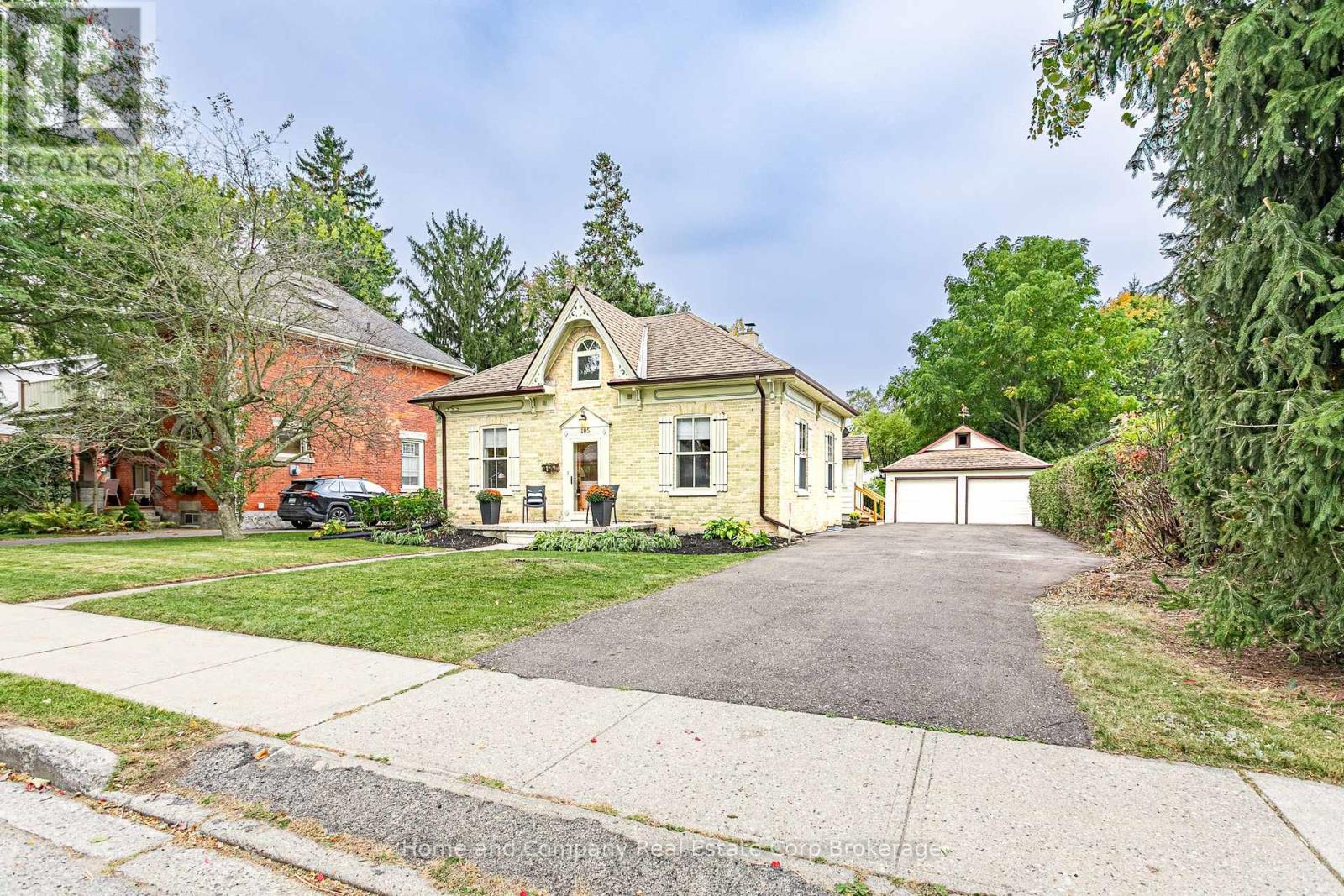 105 Centre Street Property Photo 4
