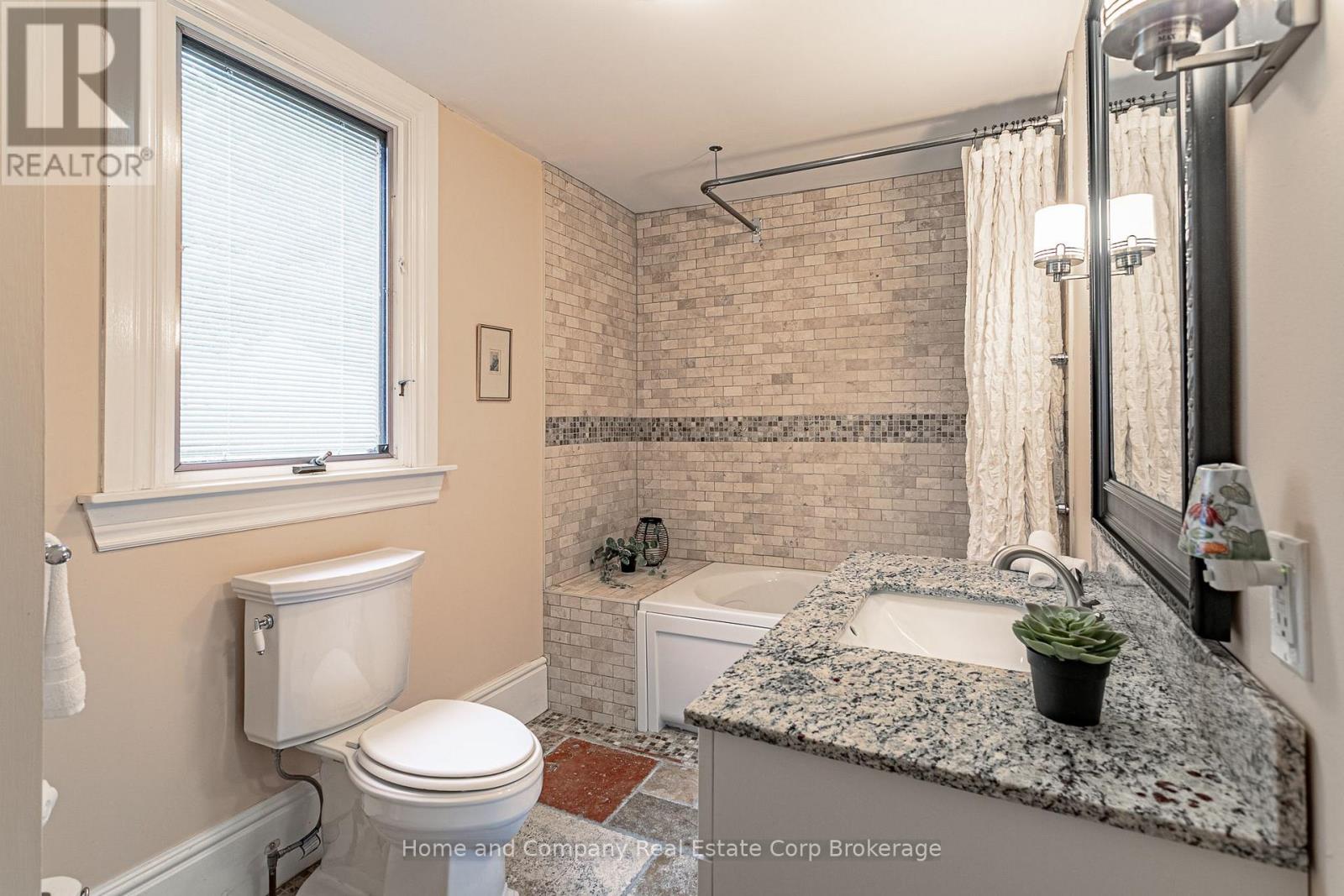 105 Centre Street Property Photo 19