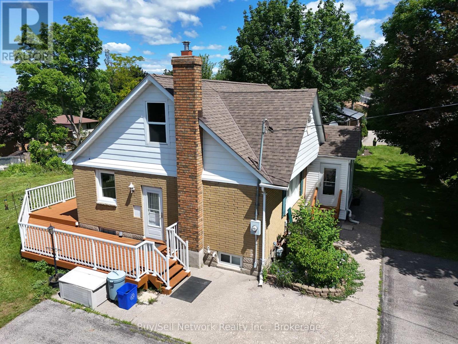 962 Ward Street Property Photo 4