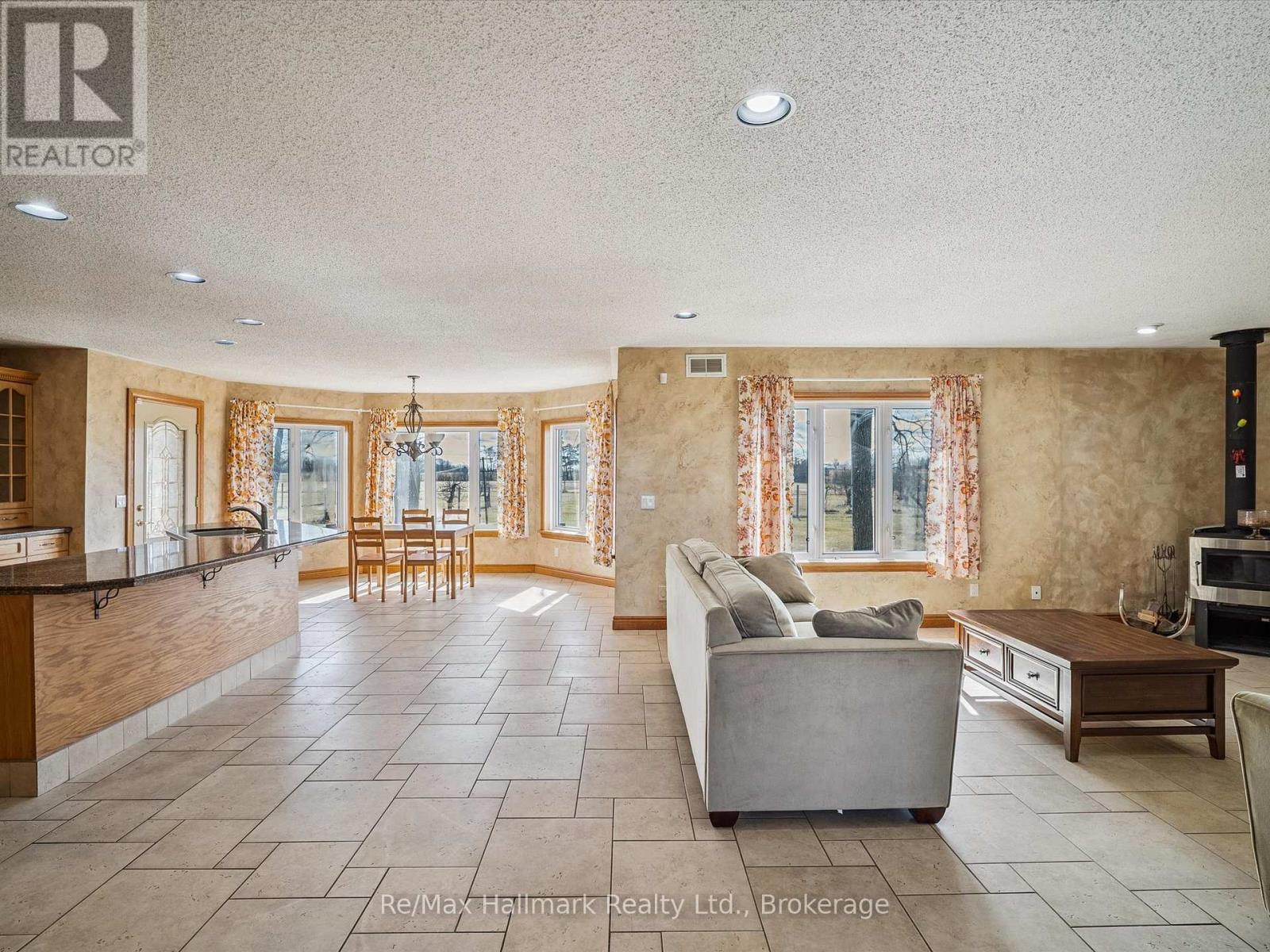 232 Eighth Road E Property Photo 17