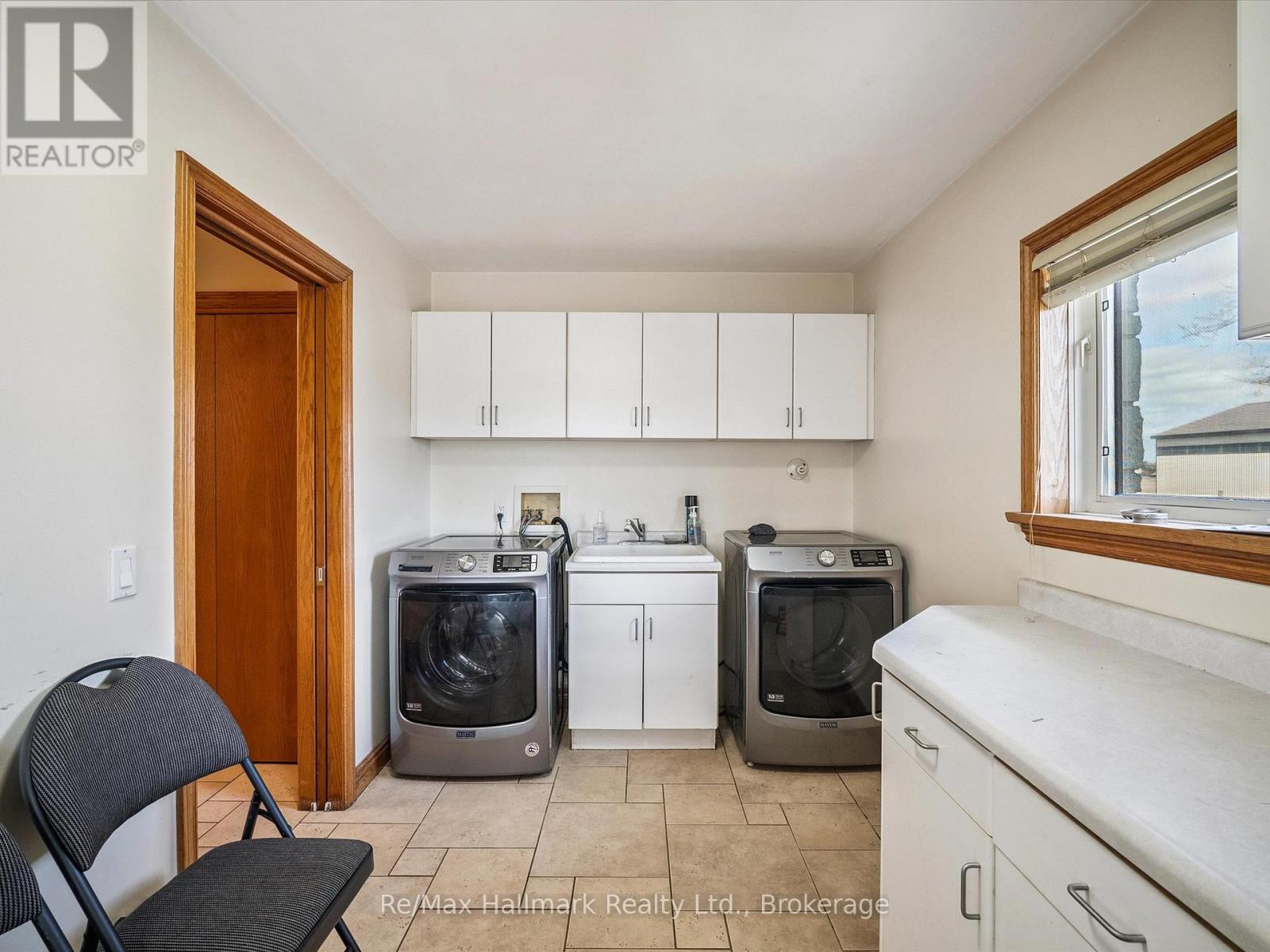 232 Eighth Road E Property Photo 27