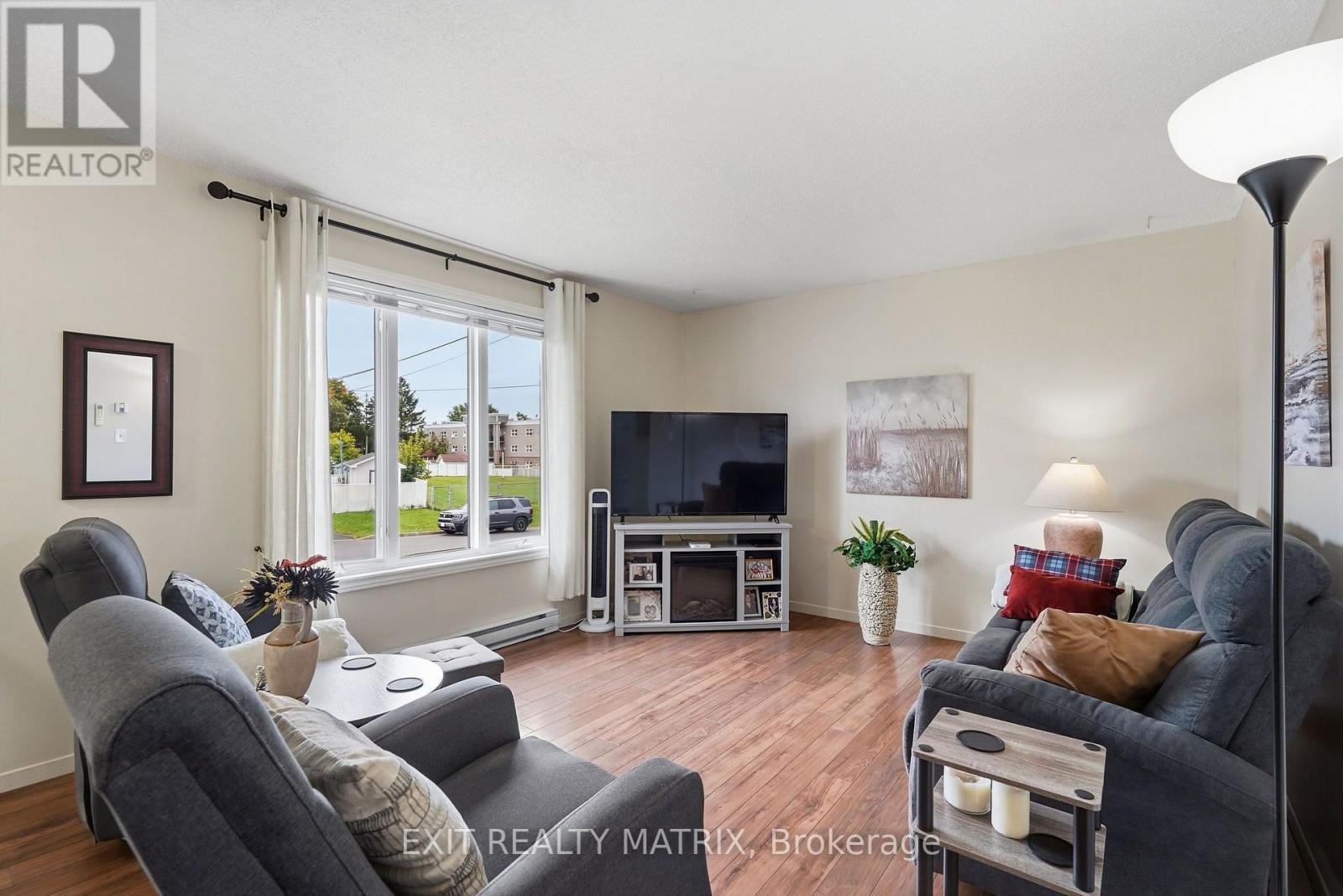 353 Nelson Street E Property Photo 4