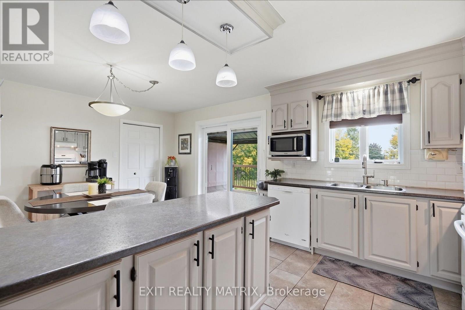 353 Nelson Street E Property Photo 11