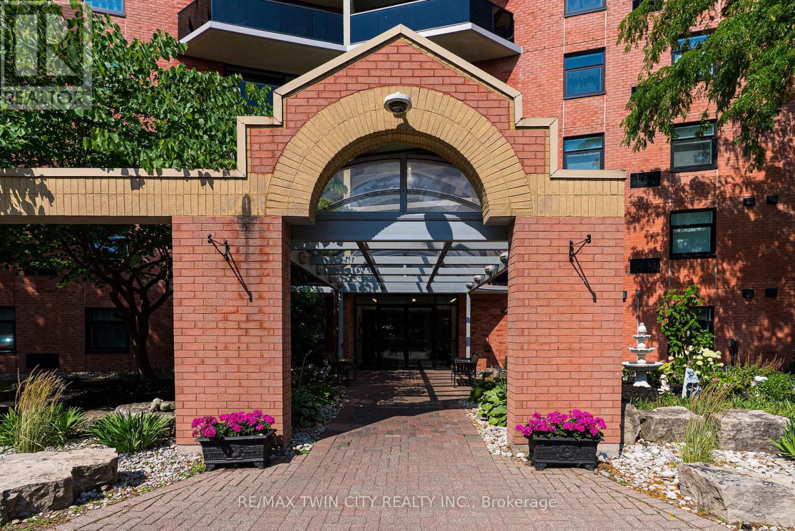 905 - 9 Bonheur Court Property Photo 2