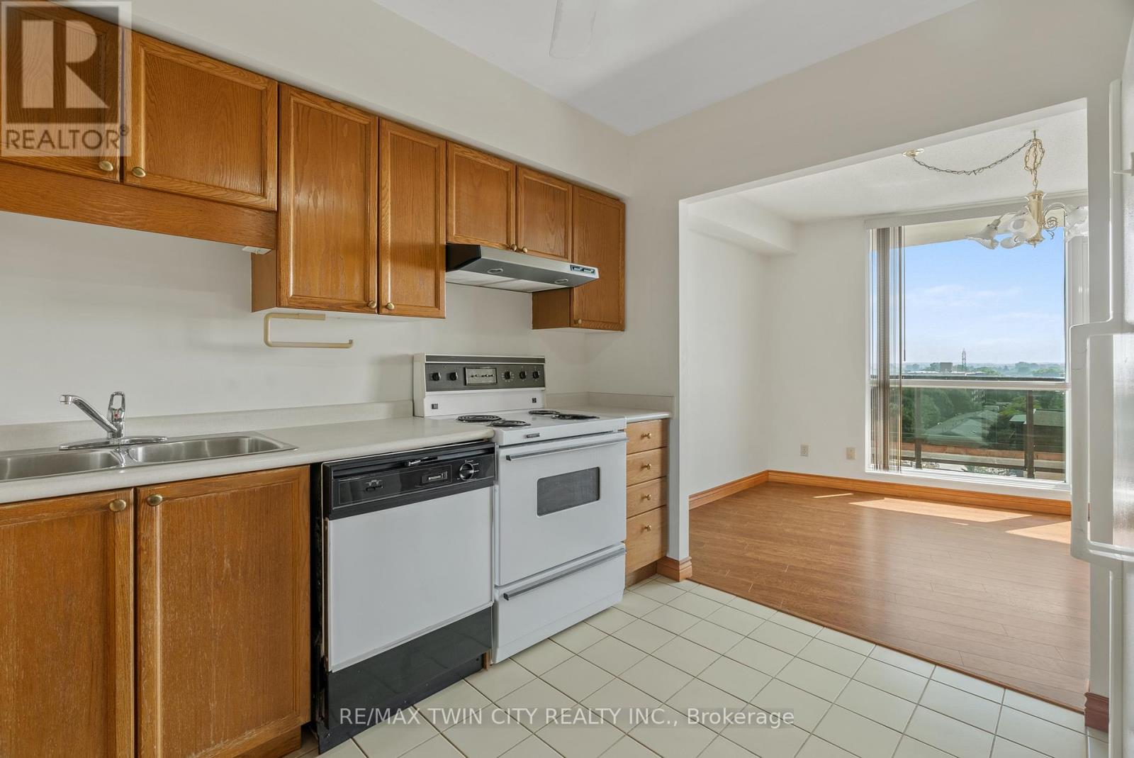 905 - 9 Bonheur Court Property Photo 7