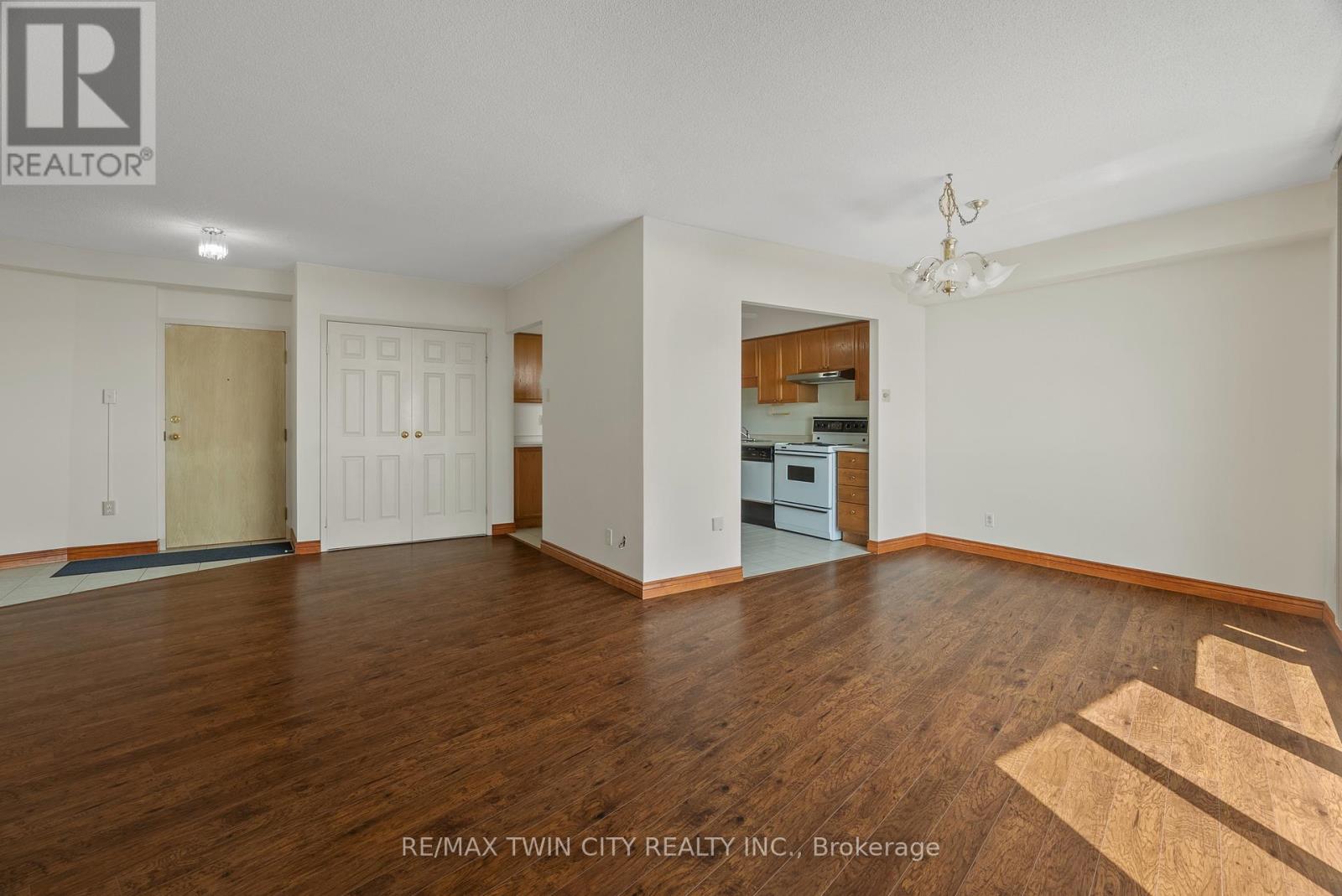 905 - 9 Bonheur Court Property Photo 12