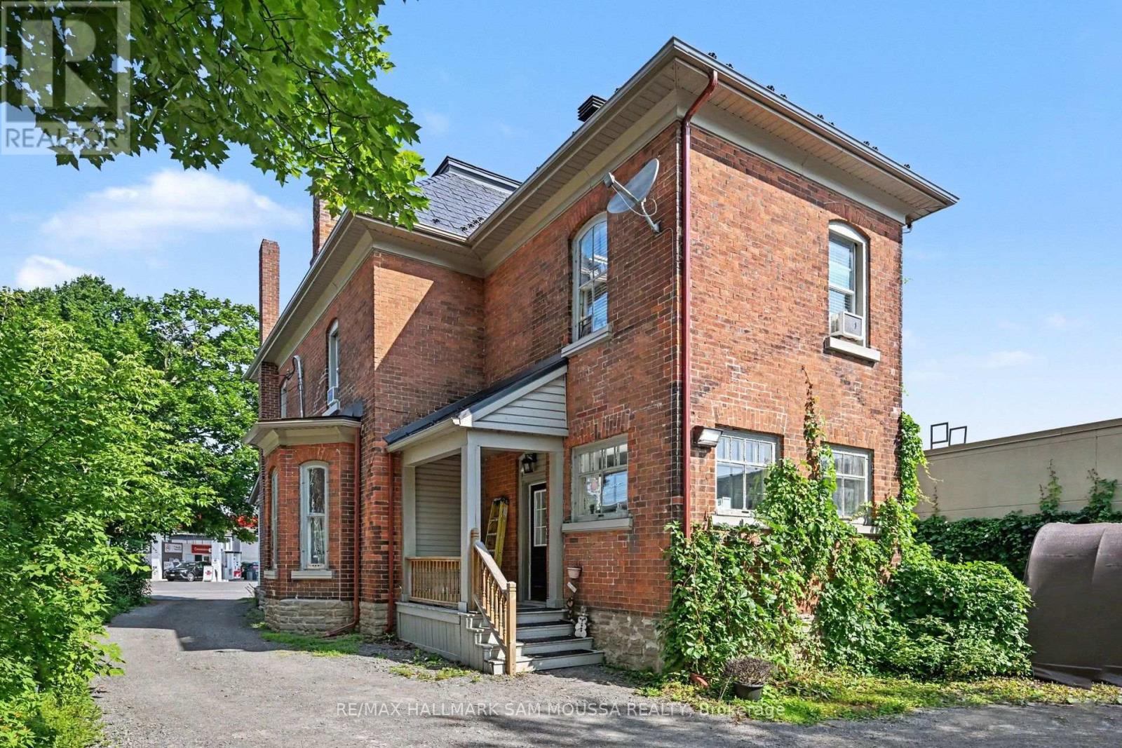 6 Lake Avenue W Property Photo 3