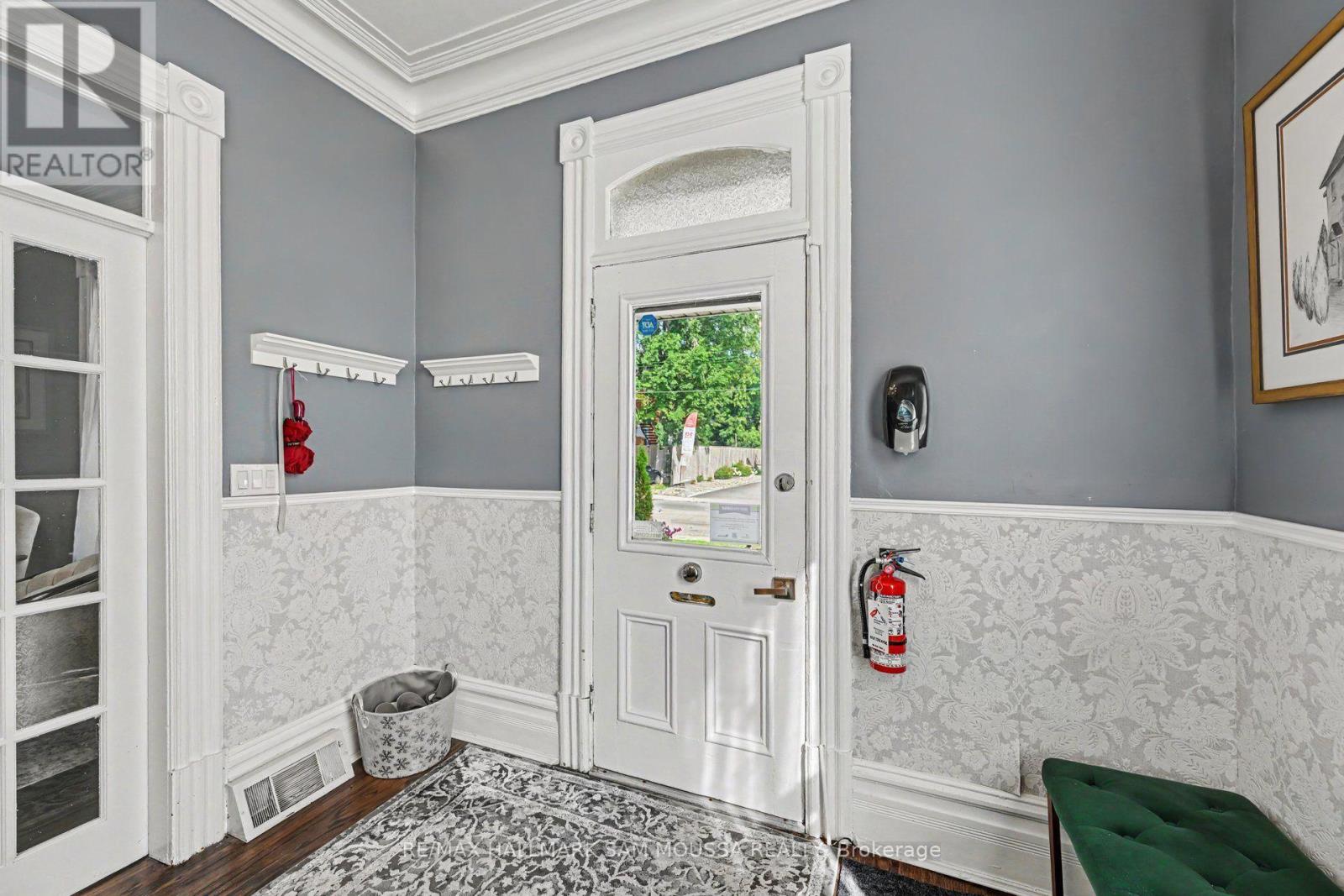 6 Lake Avenue W Property Photo 4