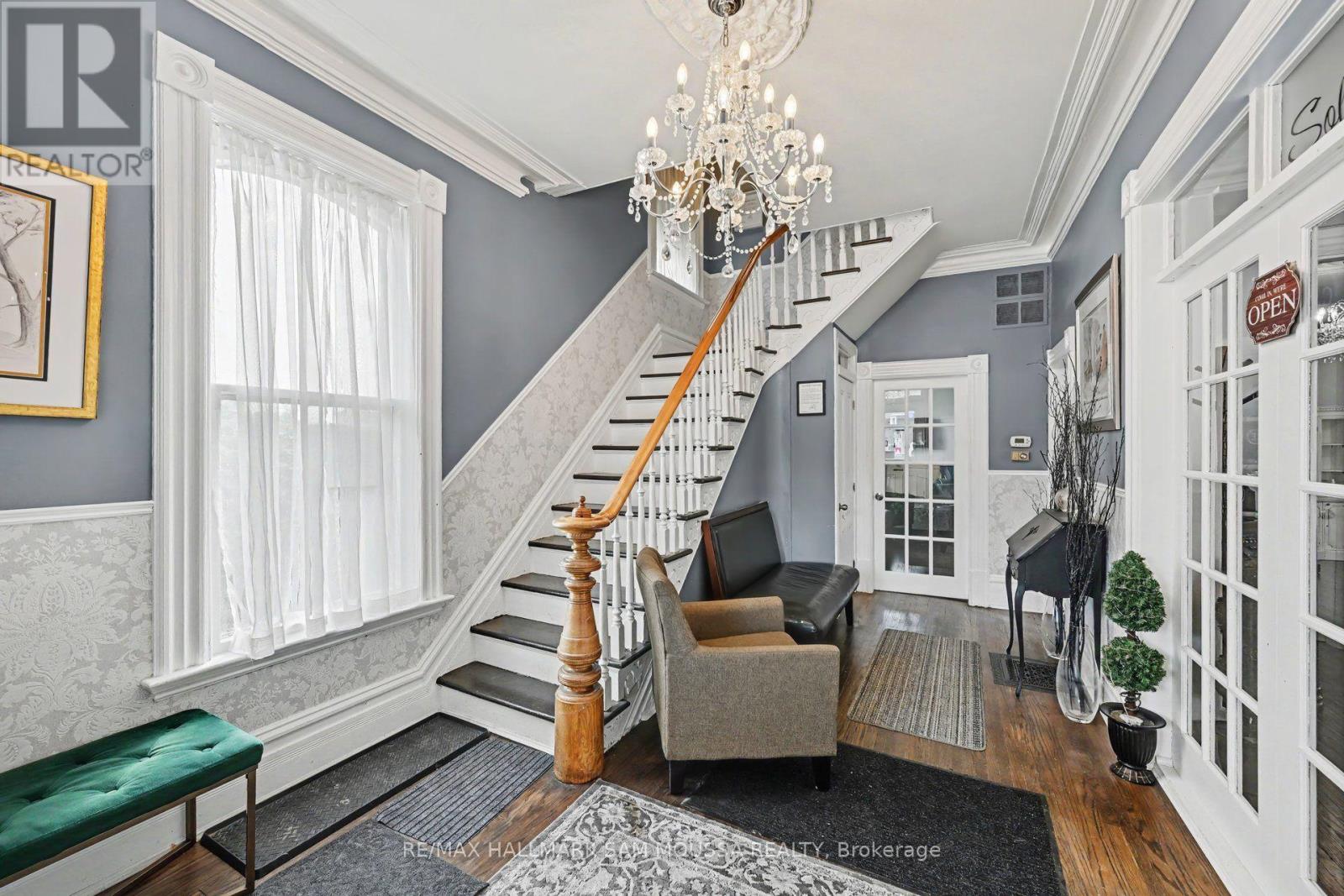 6 Lake Avenue W Property Photo 5