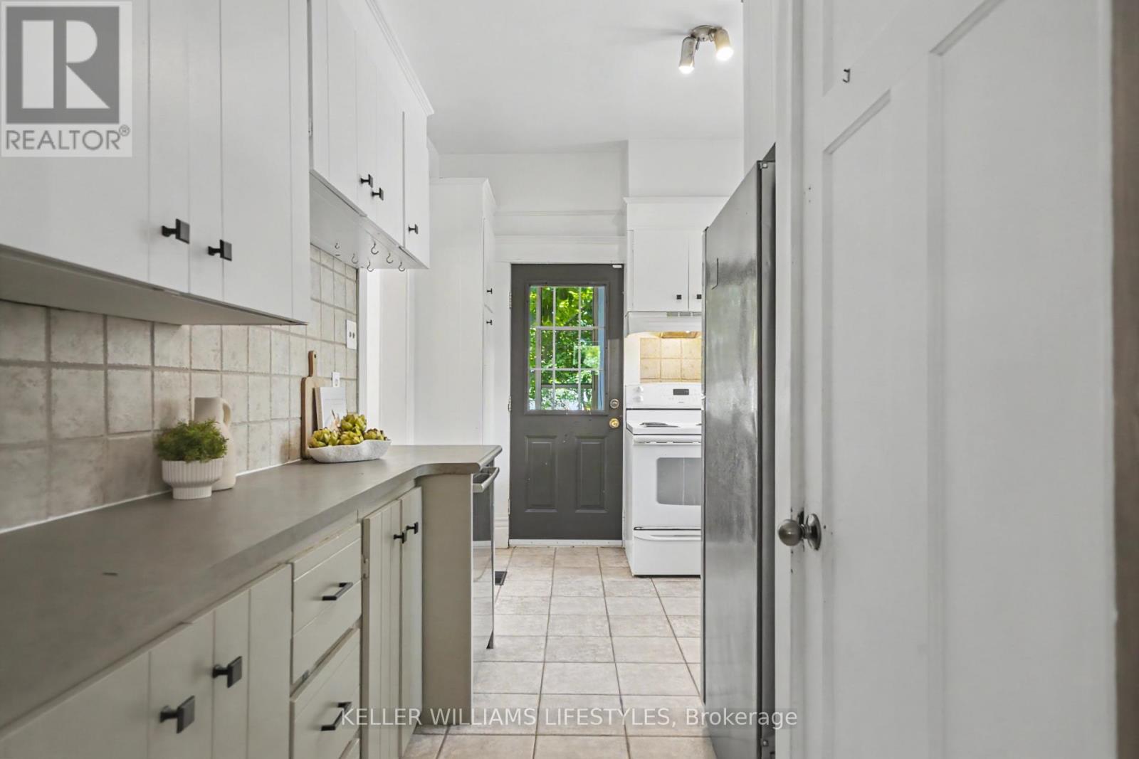 31 Gerrard Street Property Photo 12