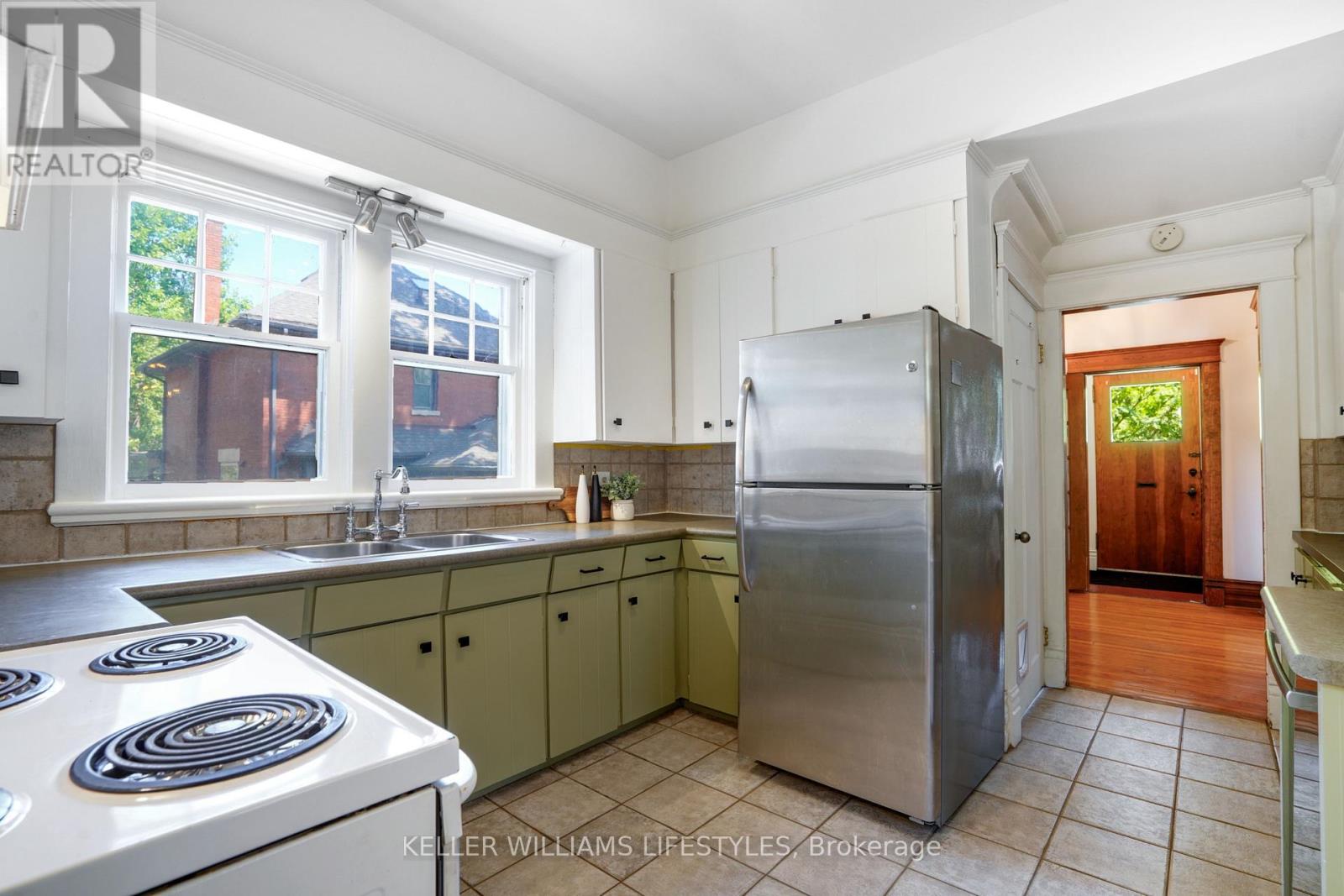 31 Gerrard Street Property Photo 14