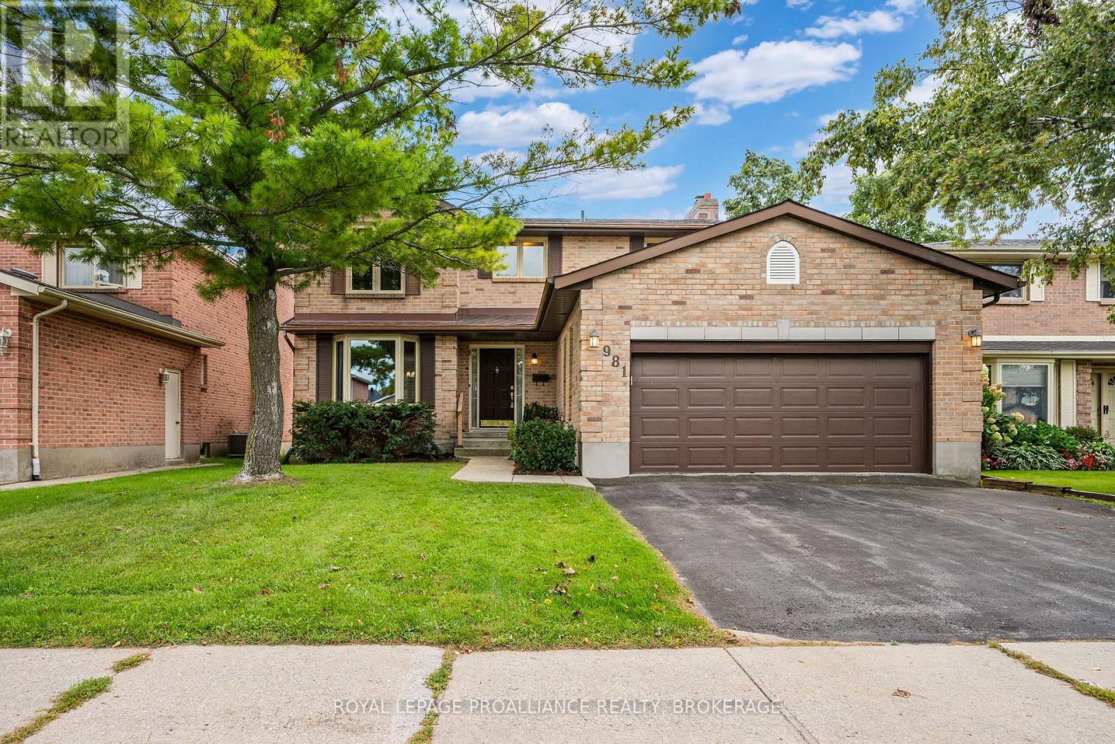 981 EDINBOROUGH CRESCENT