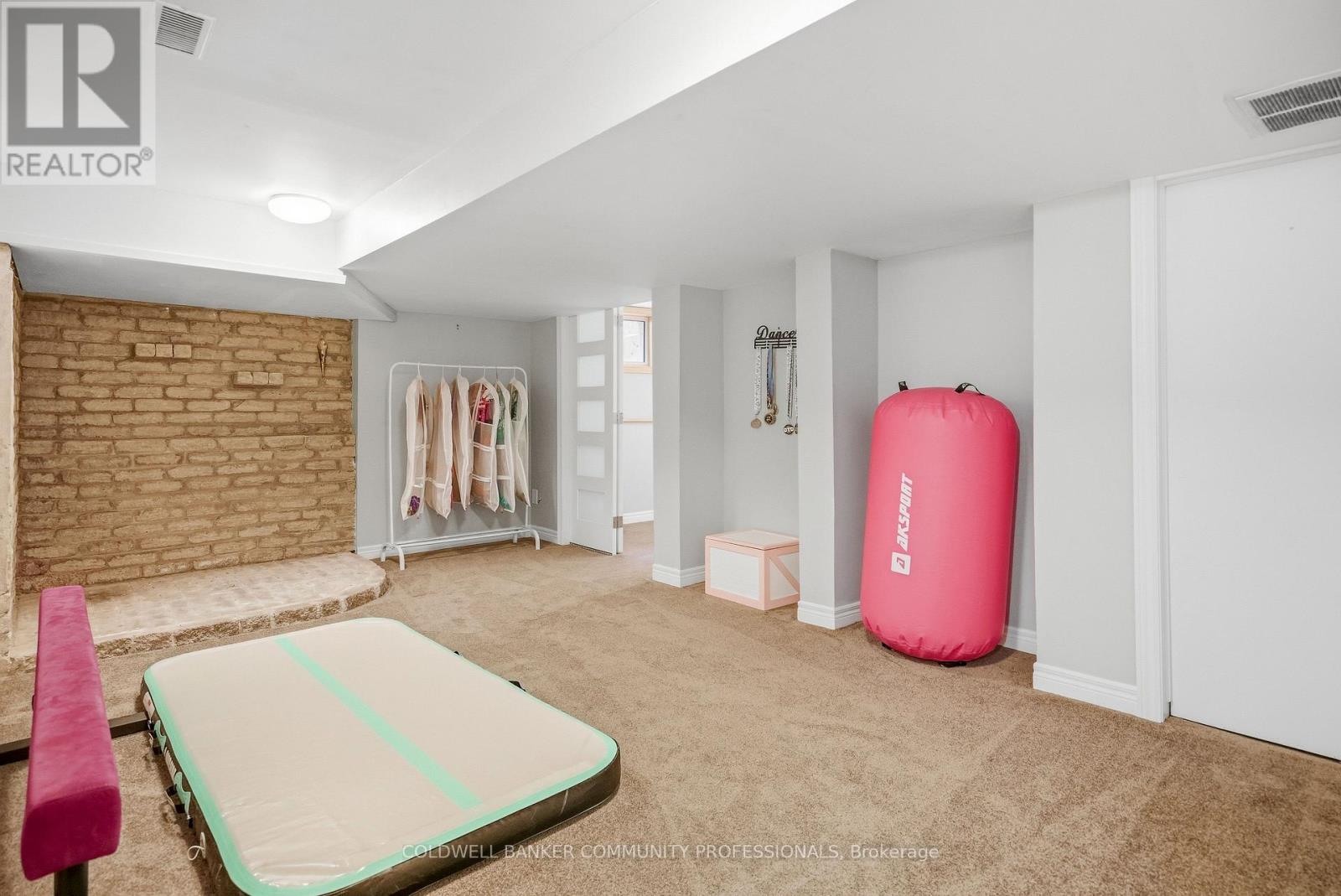42 Sanderson Street Property Photo 28