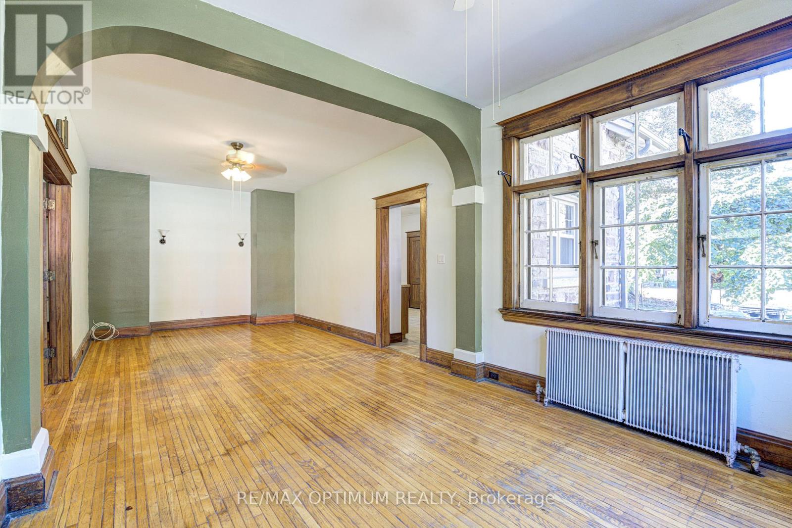 916 Queenston Road Property Photo 9