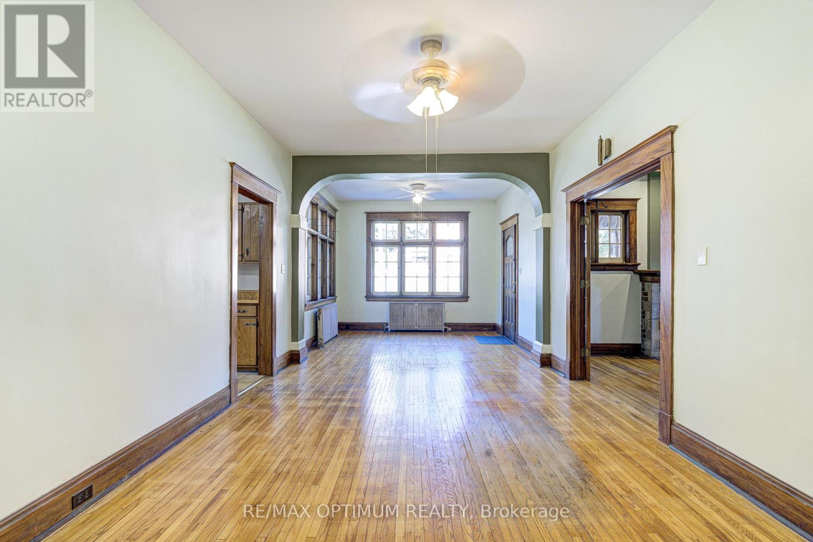 916 Queenston Road Property Photo 10
