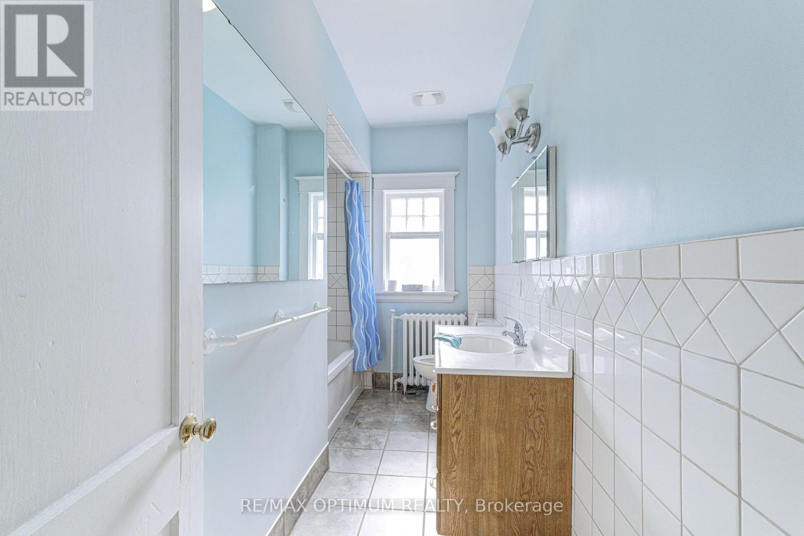 916 Queenston Road Property Photo 14