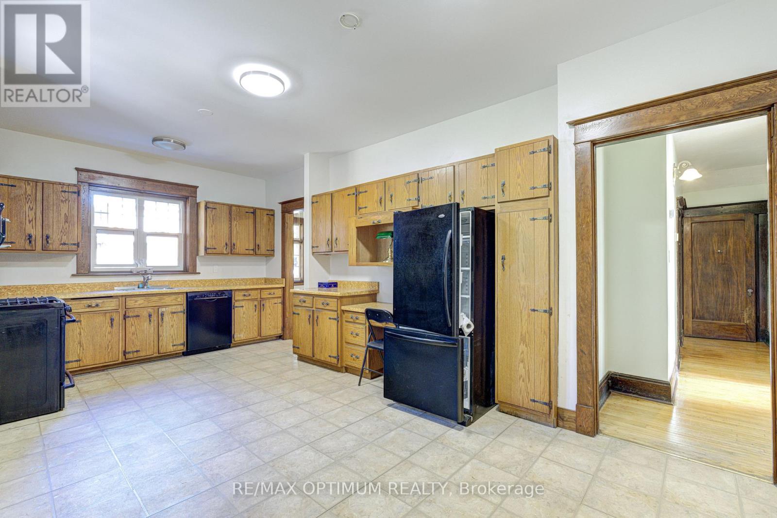916 Queenston Road Property Photo 17