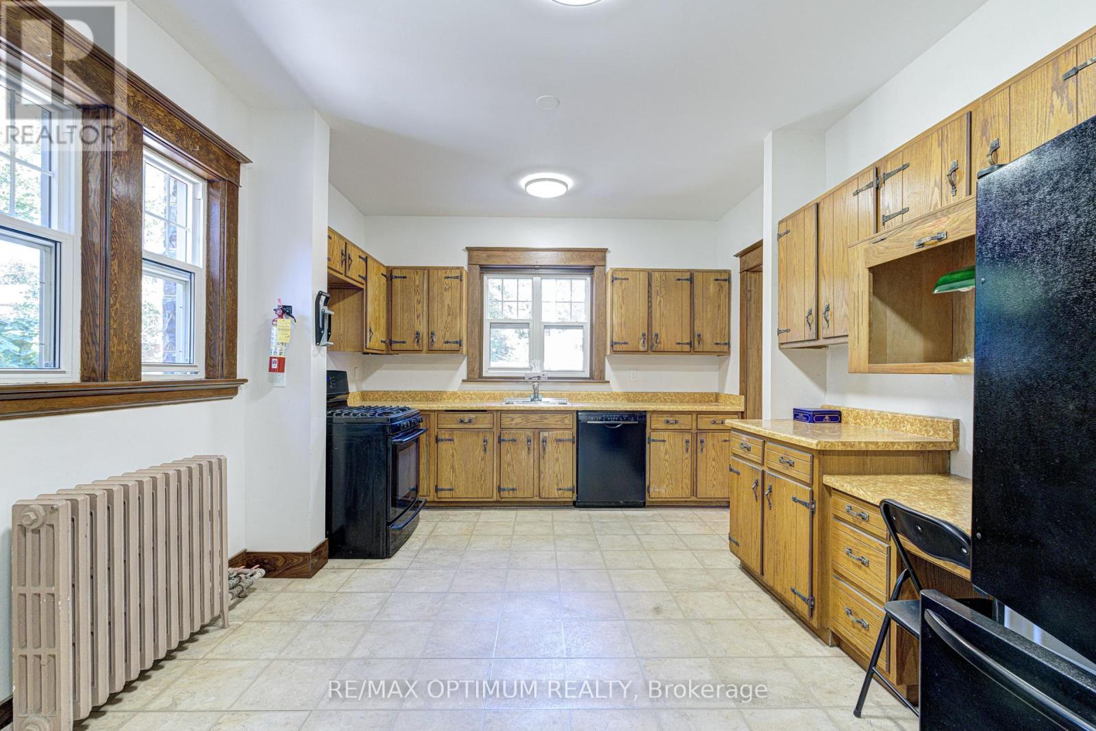 916 Queenston Road Property Photo 18