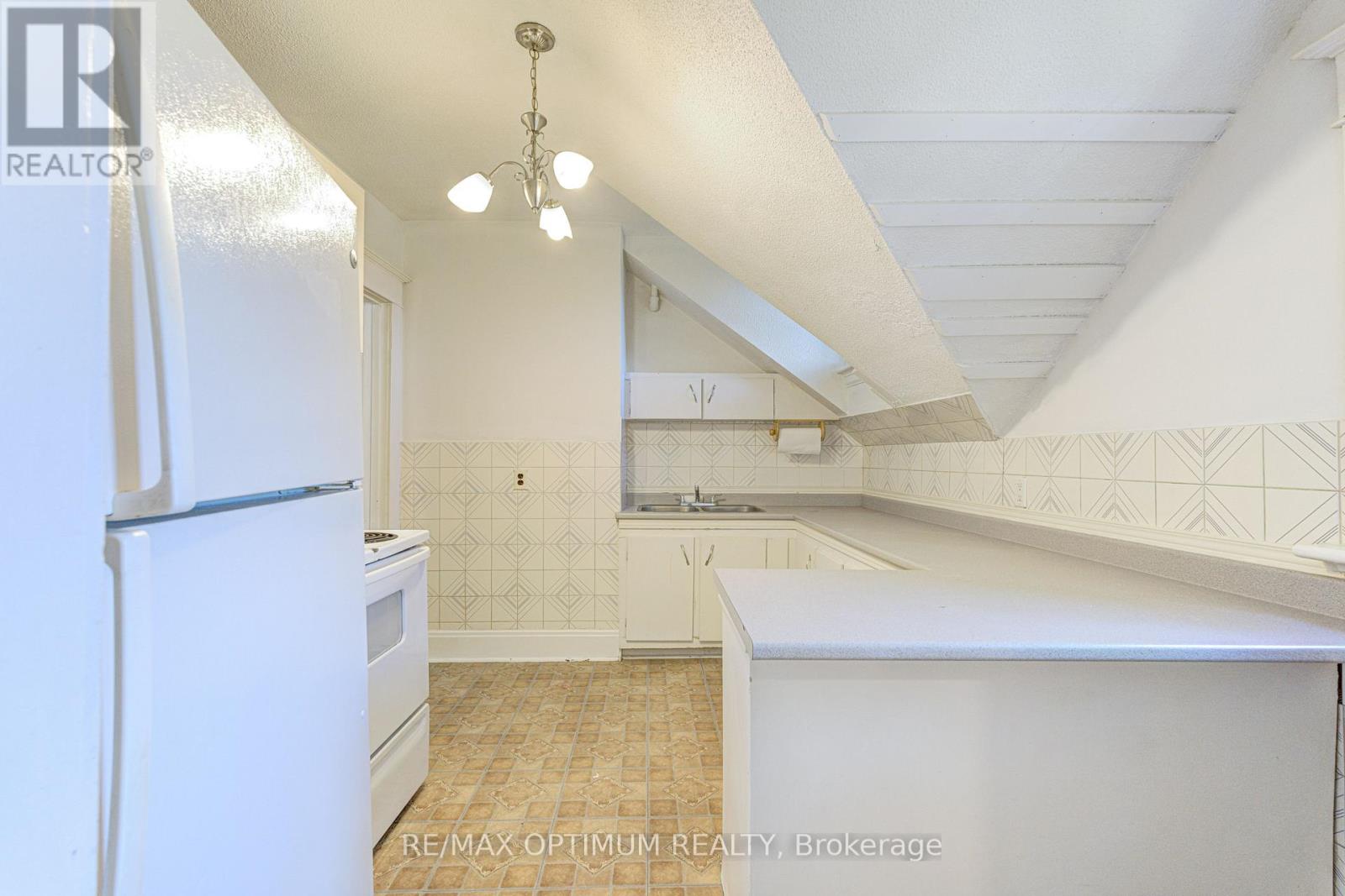 916 Queenston Road Property Photo 24