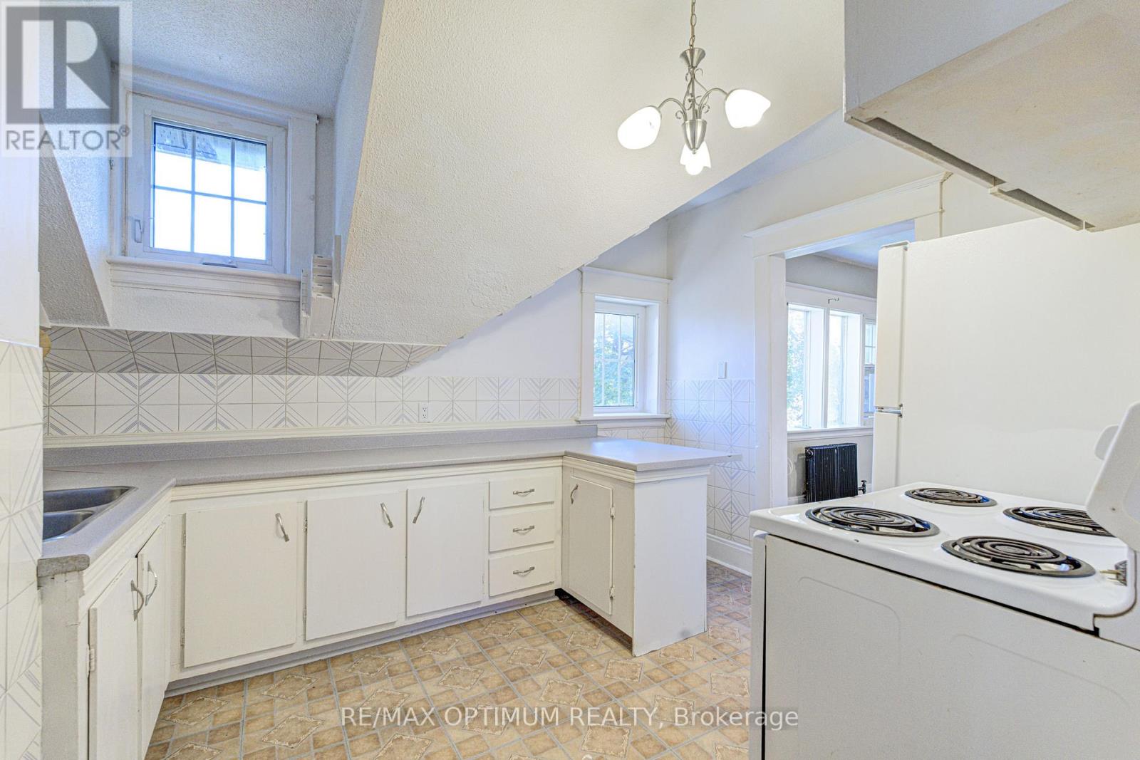 916 Queenston Road Property Photo 25