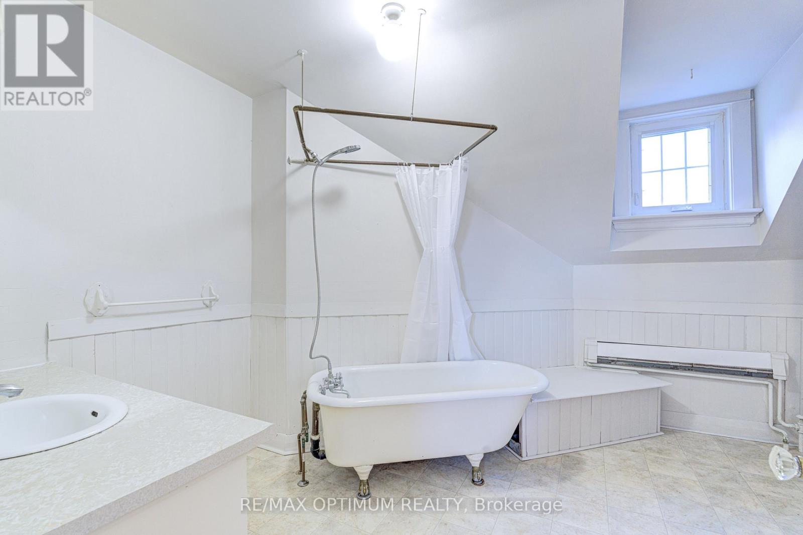 916 Queenston Road Property Photo 26
