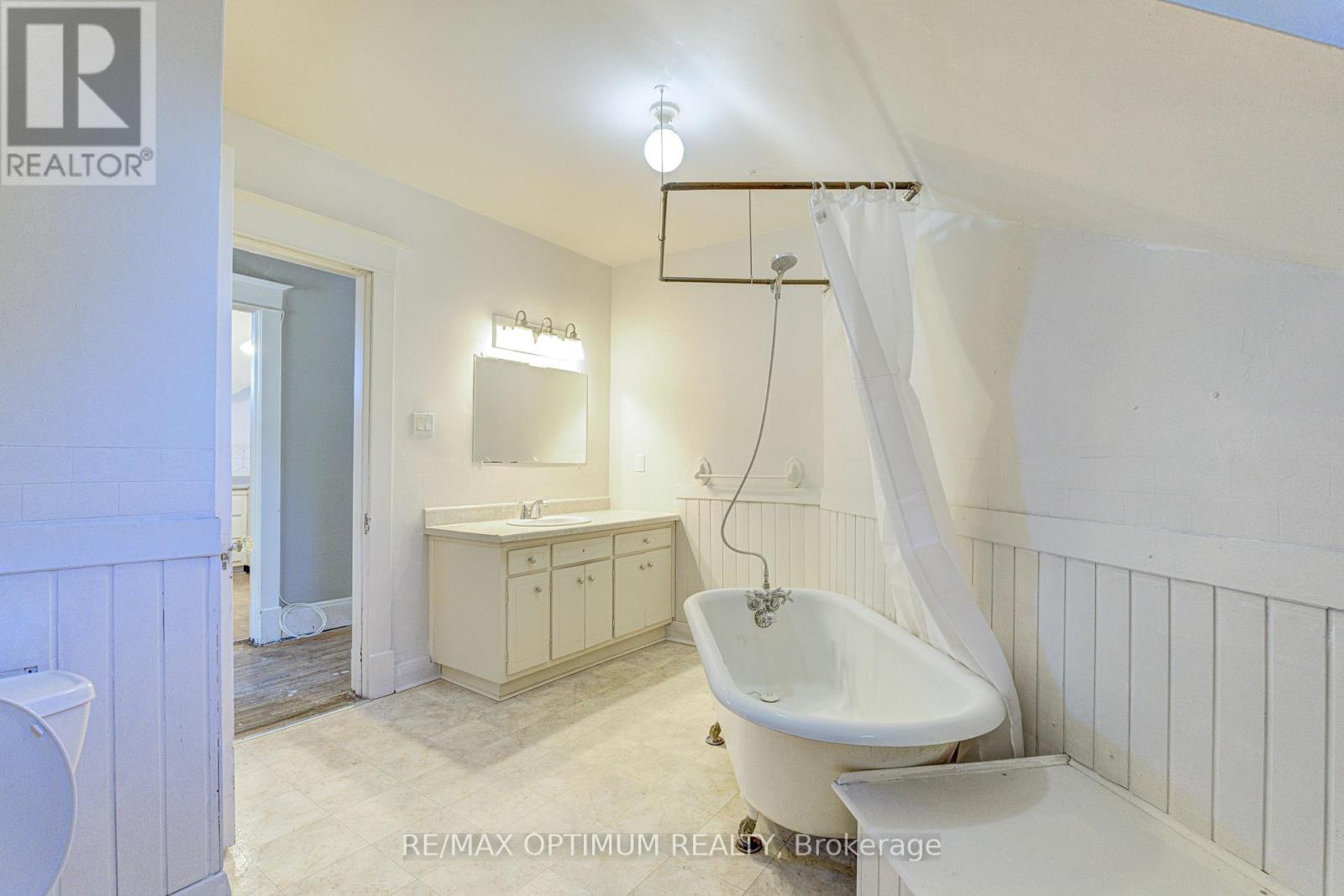 916 Queenston Road Property Photo 27