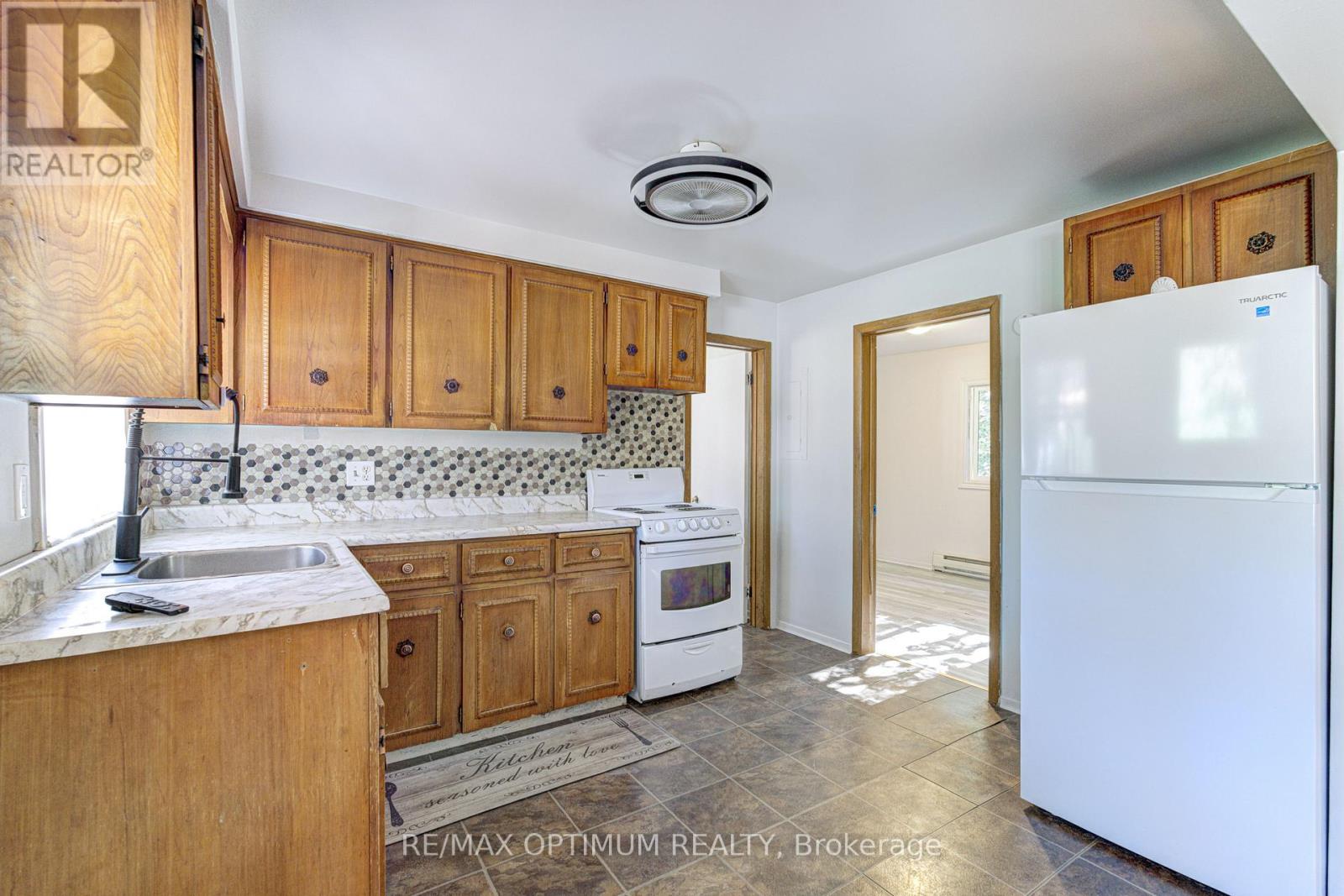 916 Queenston Road Property Photo 33