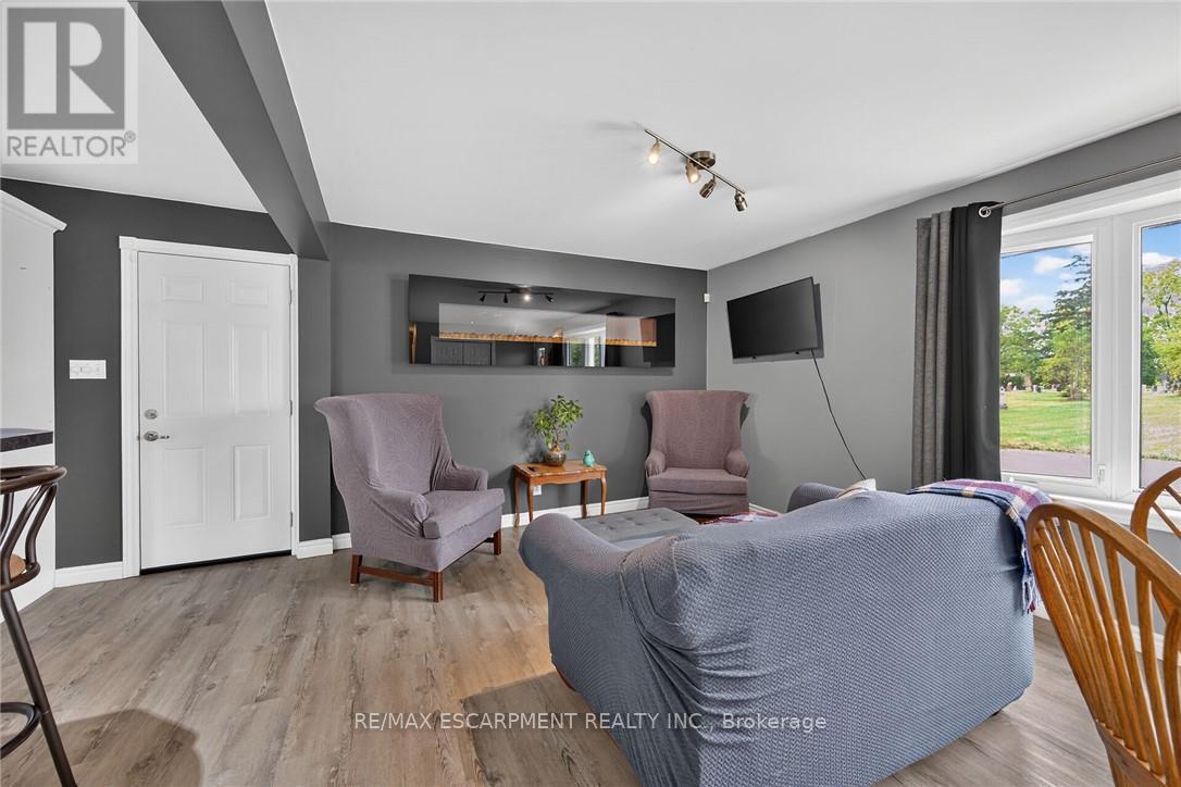 28 Nelles Street E Property Photo 11