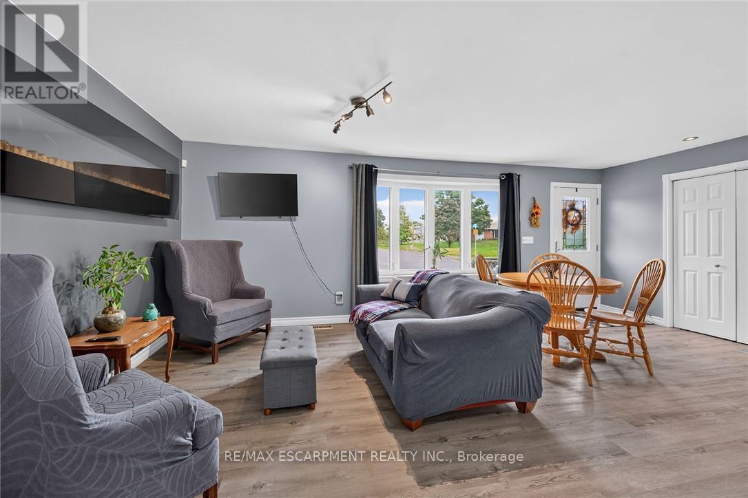 28 Nelles Street E Property Photo 15