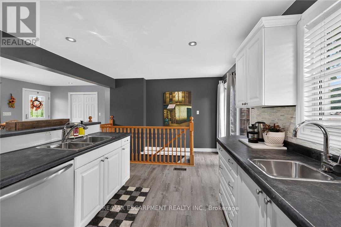 28 Nelles Street E Property Photo 23