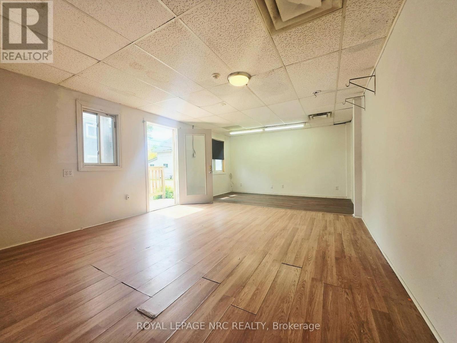 #4 - 74 Queens Circle Property Photo 10