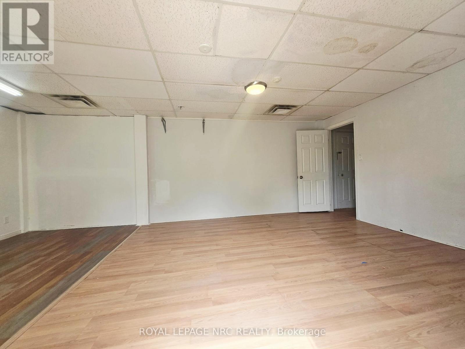 #4 - 74 Queens Circle Property Photo 11