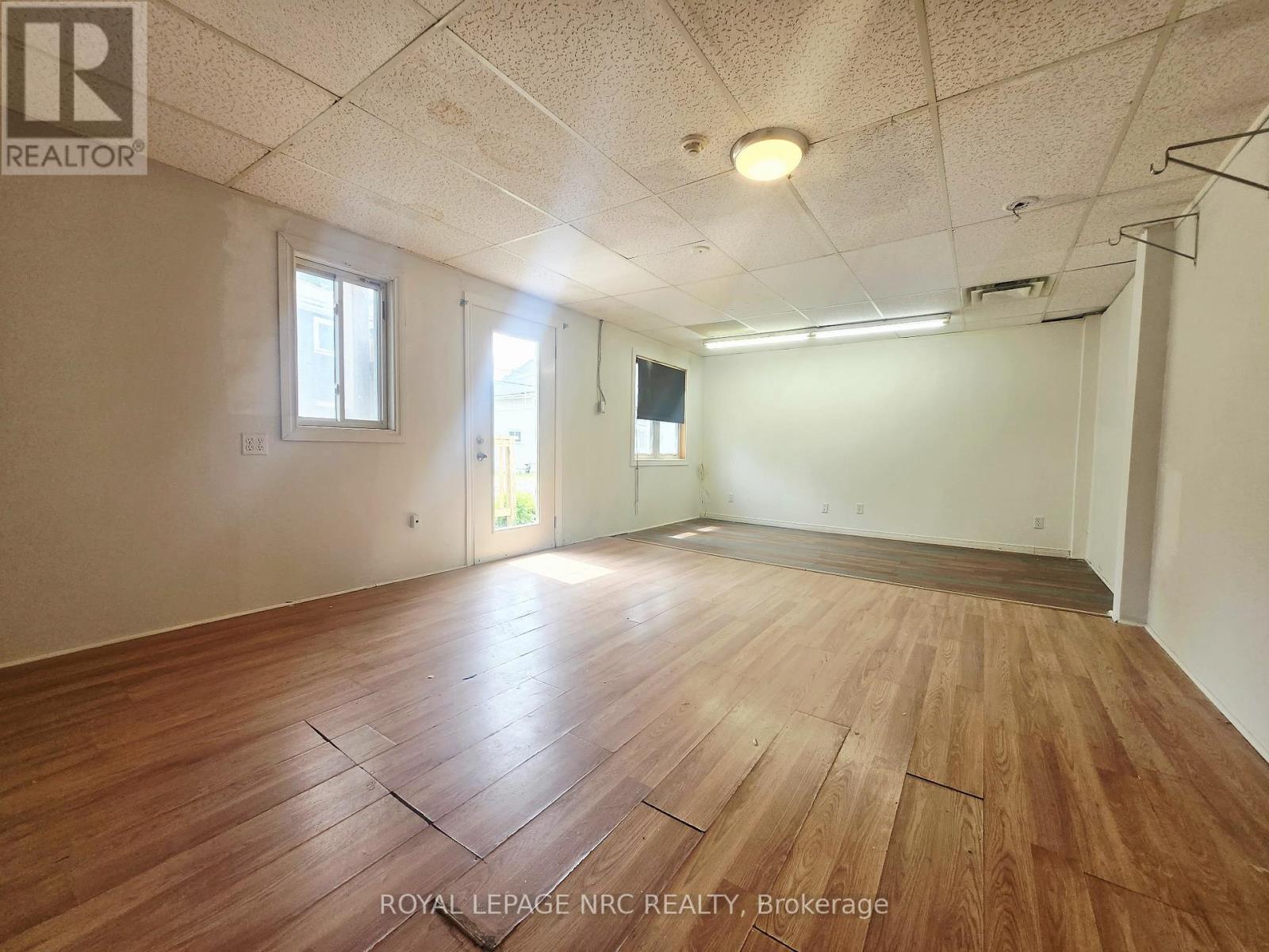 #4 - 74 Queens Circle Property Photo 12