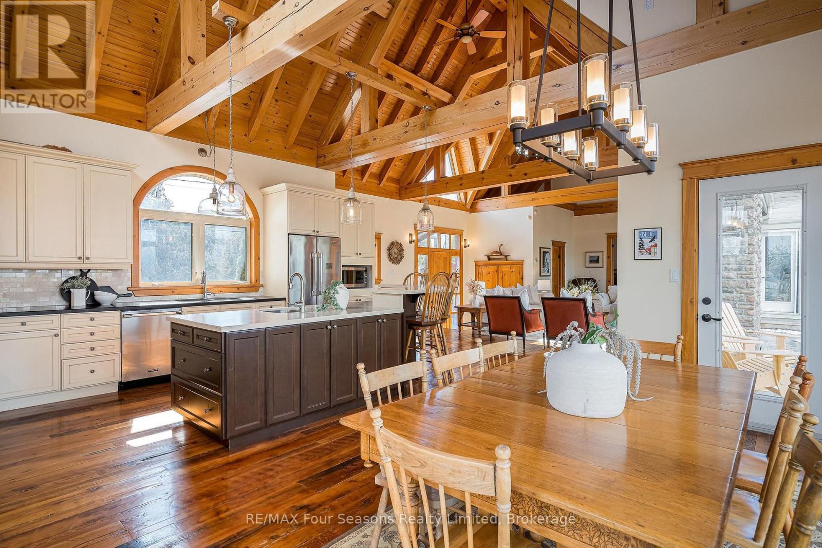 147 Lakeshore Road E Property Photo 7
