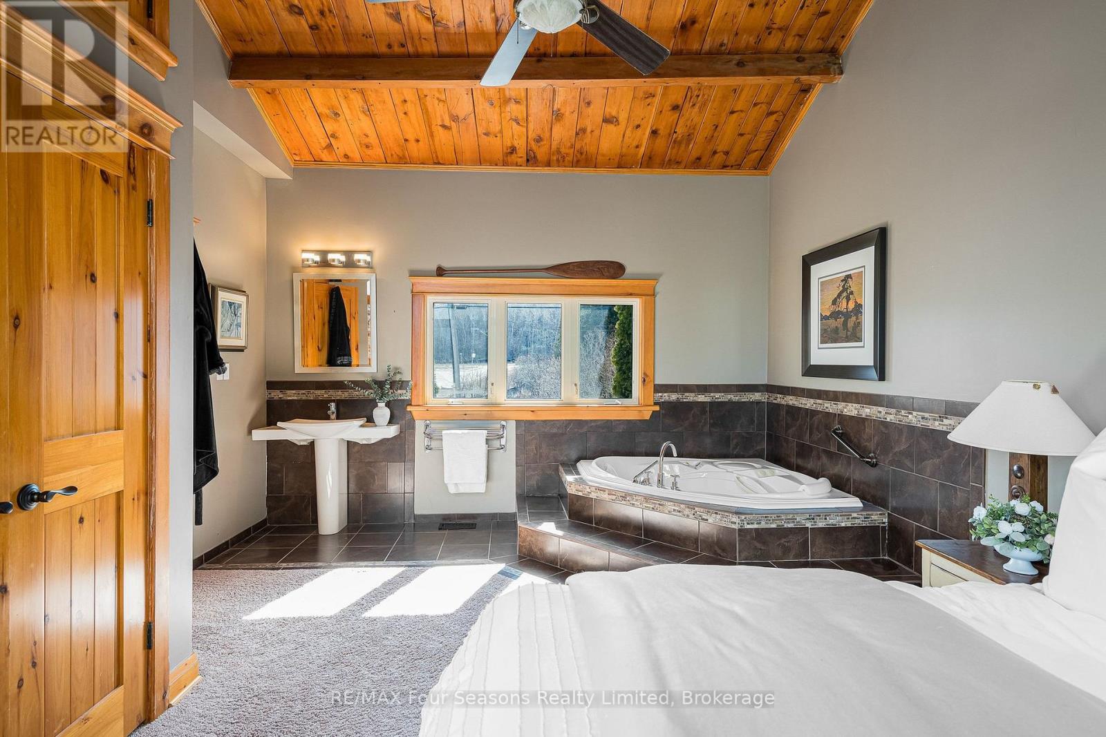 147 Lakeshore Road E Property Photo 16