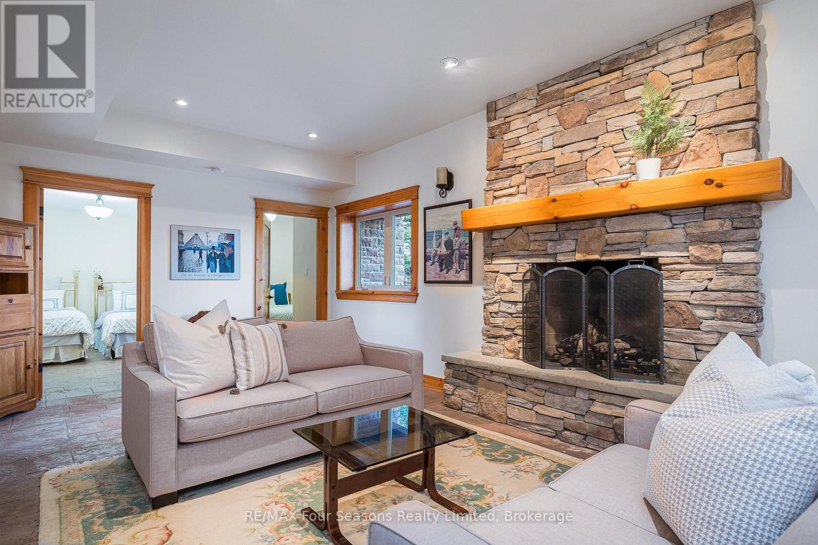 147 Lakeshore Road E Property Photo 24