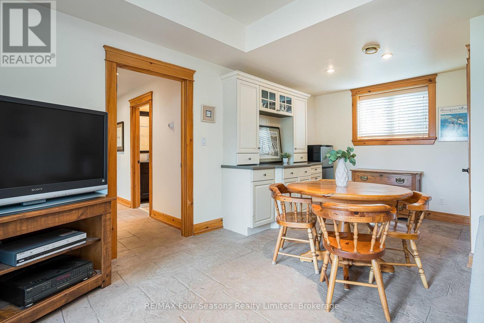 147 Lakeshore Road E Property Photo 25