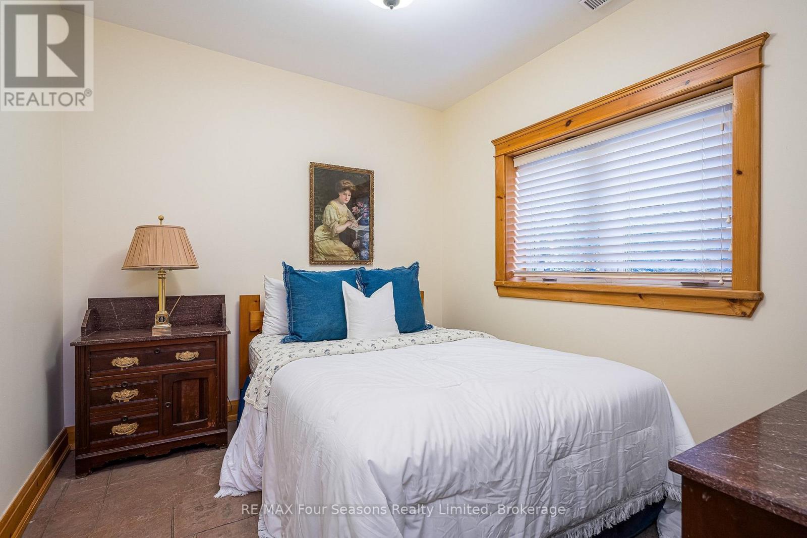 147 Lakeshore Road E Property Photo 27