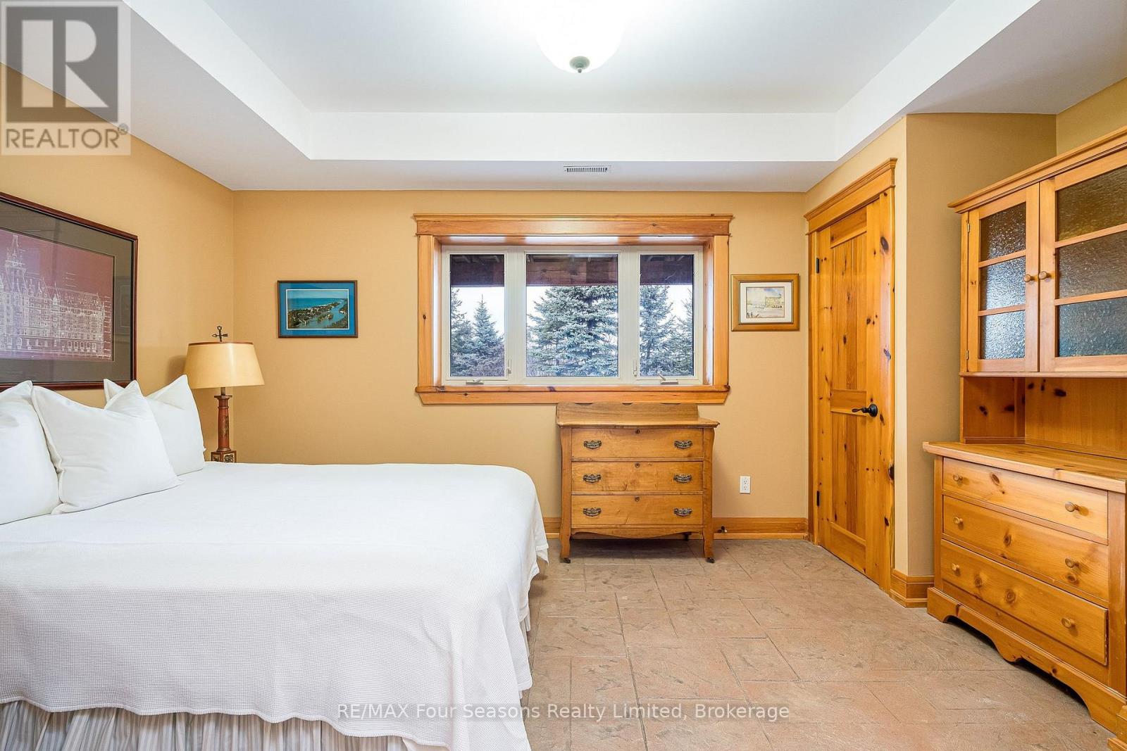 147 Lakeshore Road E Property Photo 28