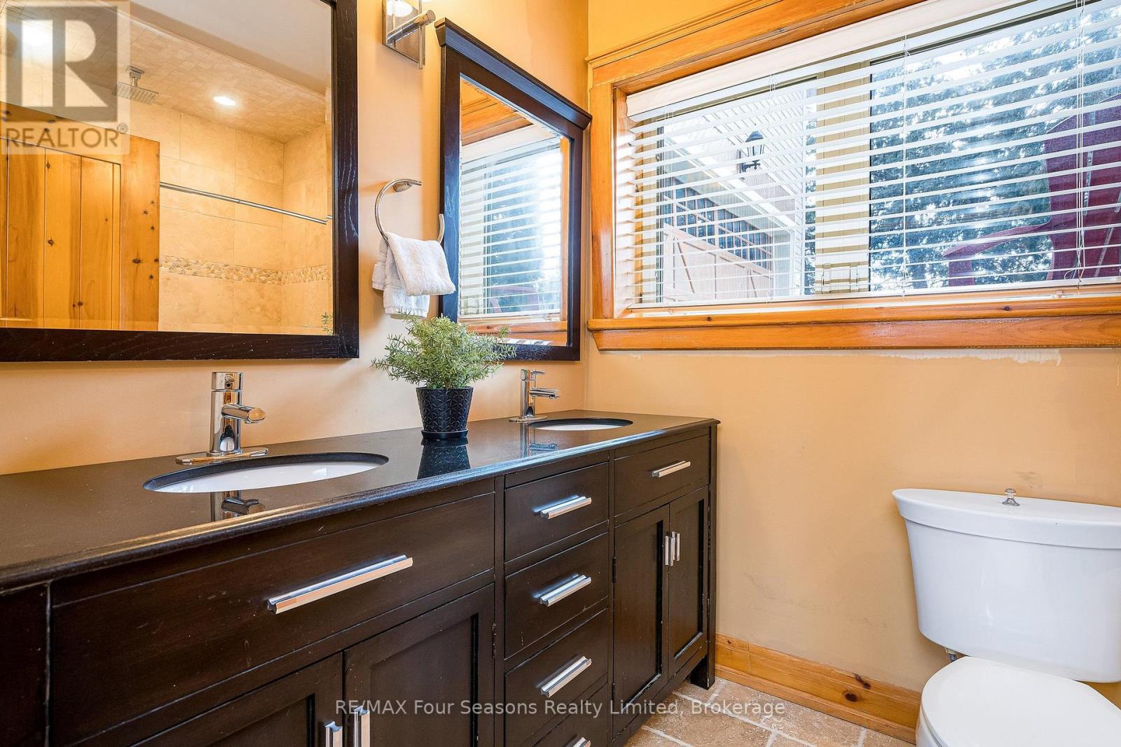 147 Lakeshore Road E Property Photo 32