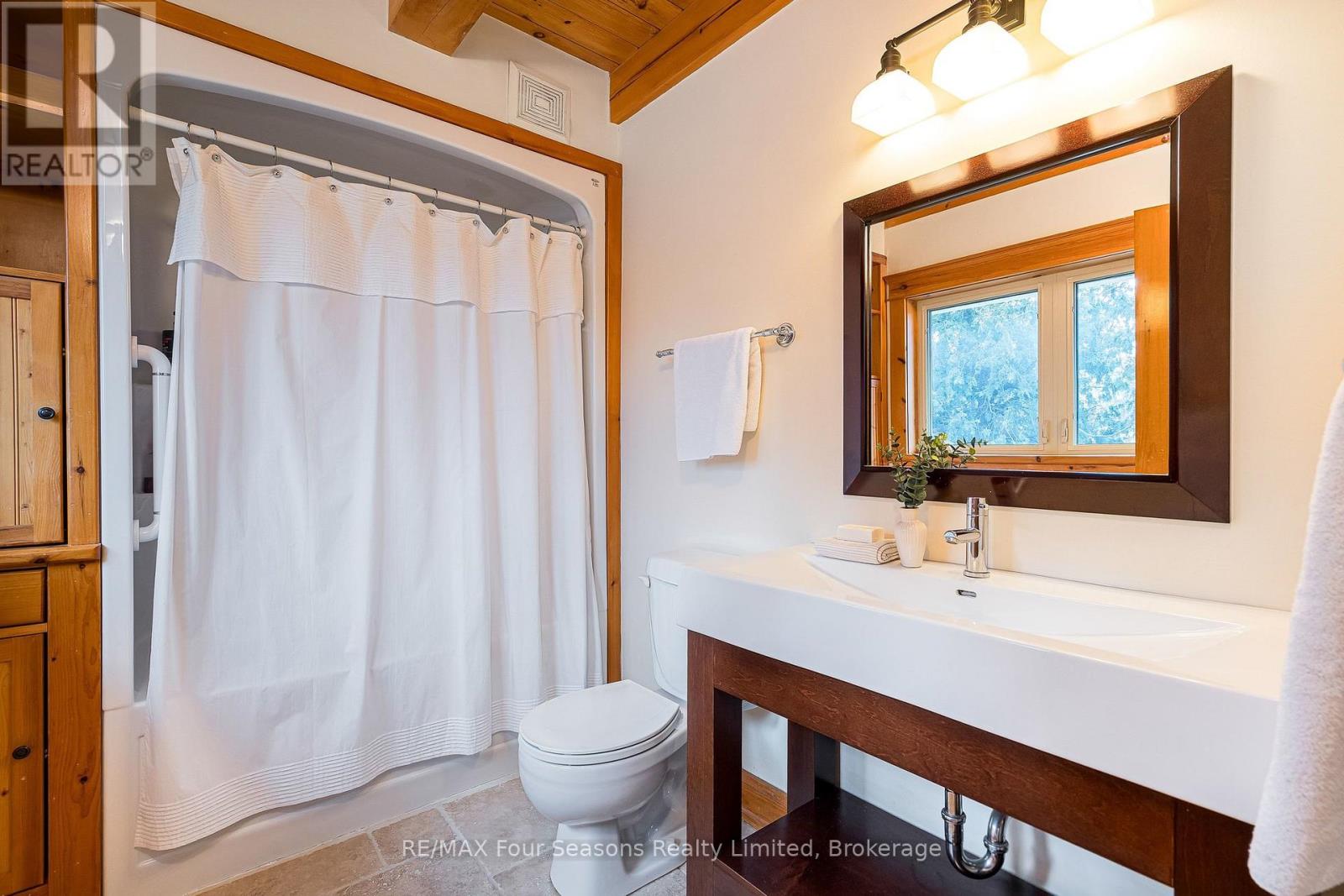 147 Lakeshore Road E Property Photo 33
