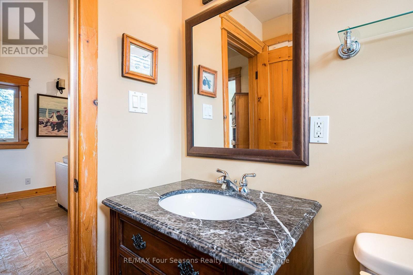 147 Lakeshore Road E Property Photo 34