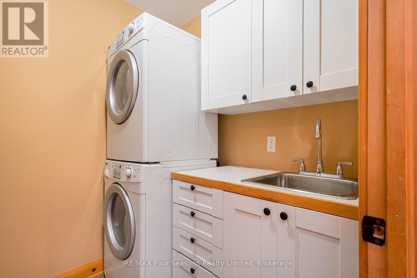 147 Lakeshore Road E Property Photo 36