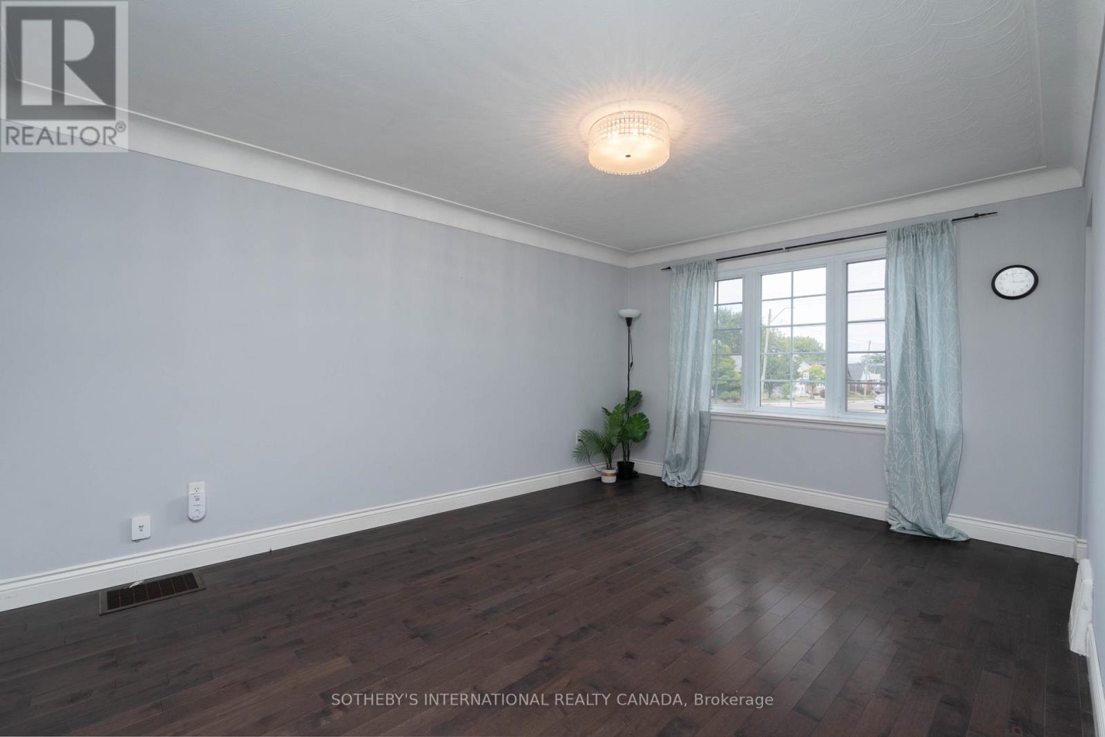 416 Fennell Avenue E Property Photo 7