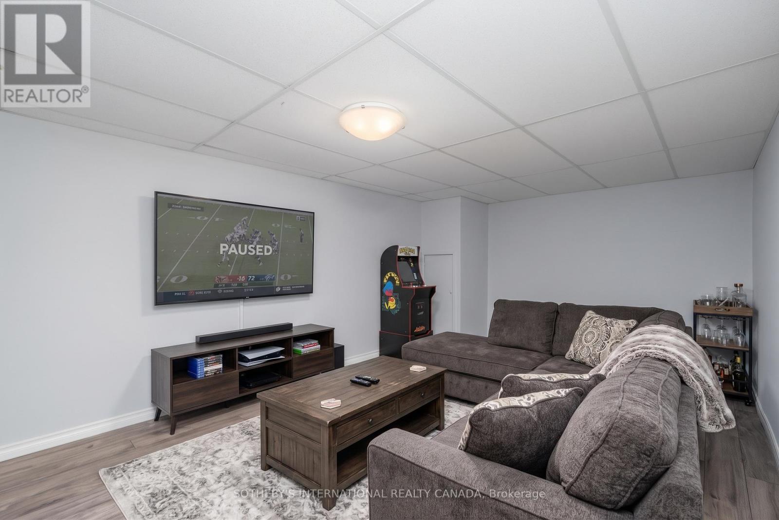 416 Fennell Avenue E Property Photo 18
