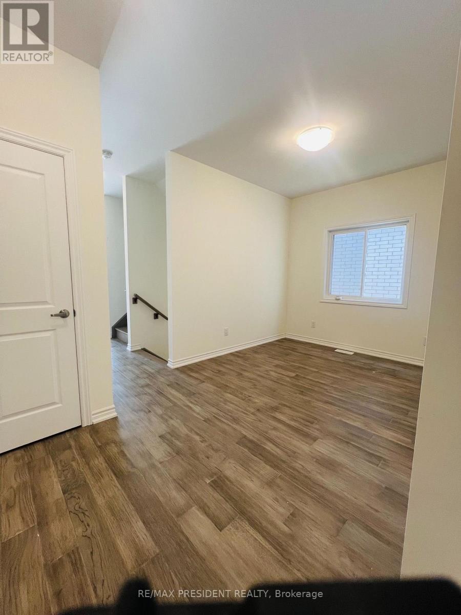 304 Louise Street Property Photo 6