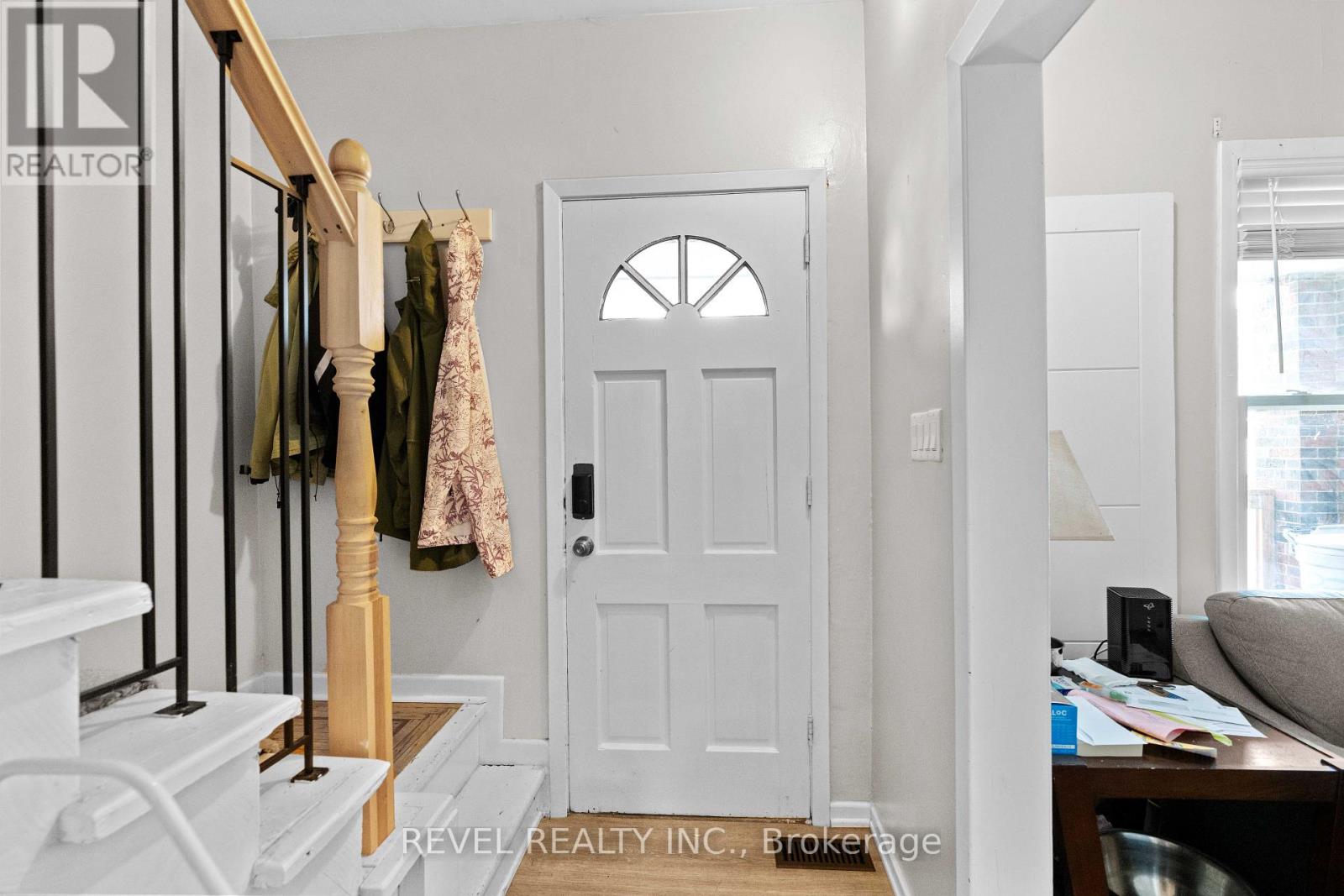 33 Cline Avenue N Property Photo 2