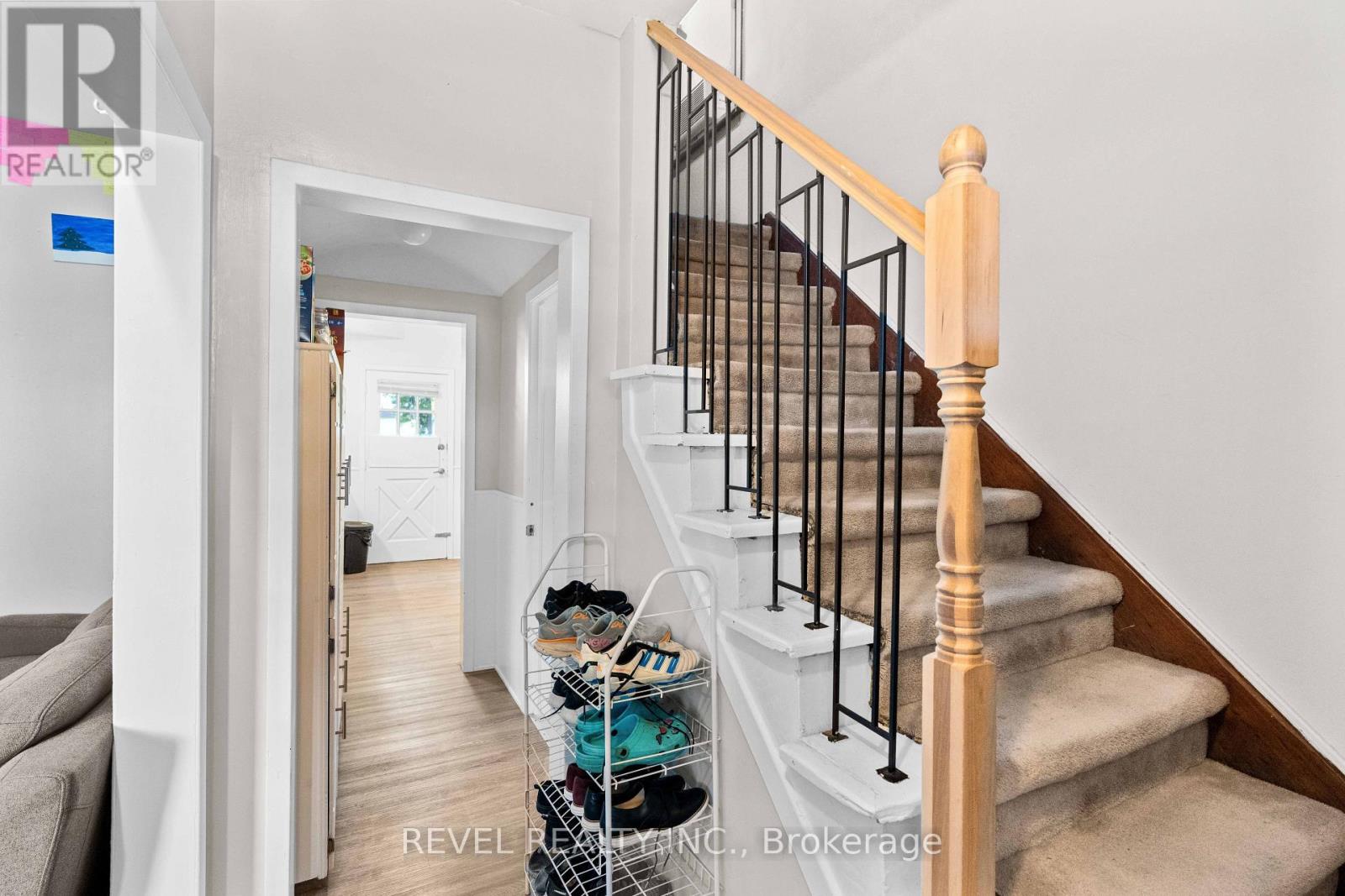 33 Cline Avenue N Property Photo 3