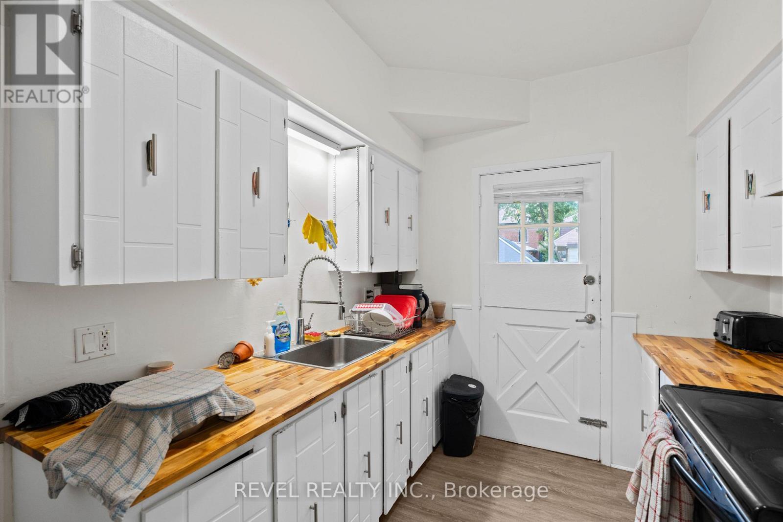 33 Cline Avenue N Property Photo 5