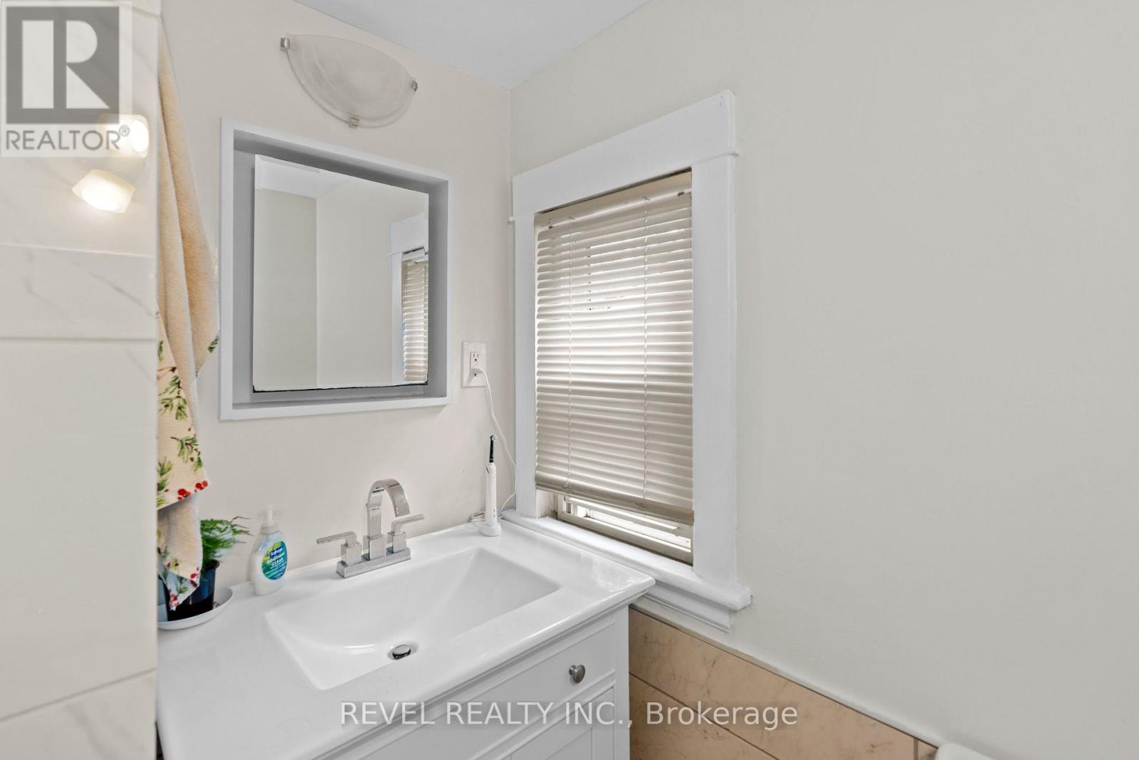 33 Cline Avenue N Property Photo 8